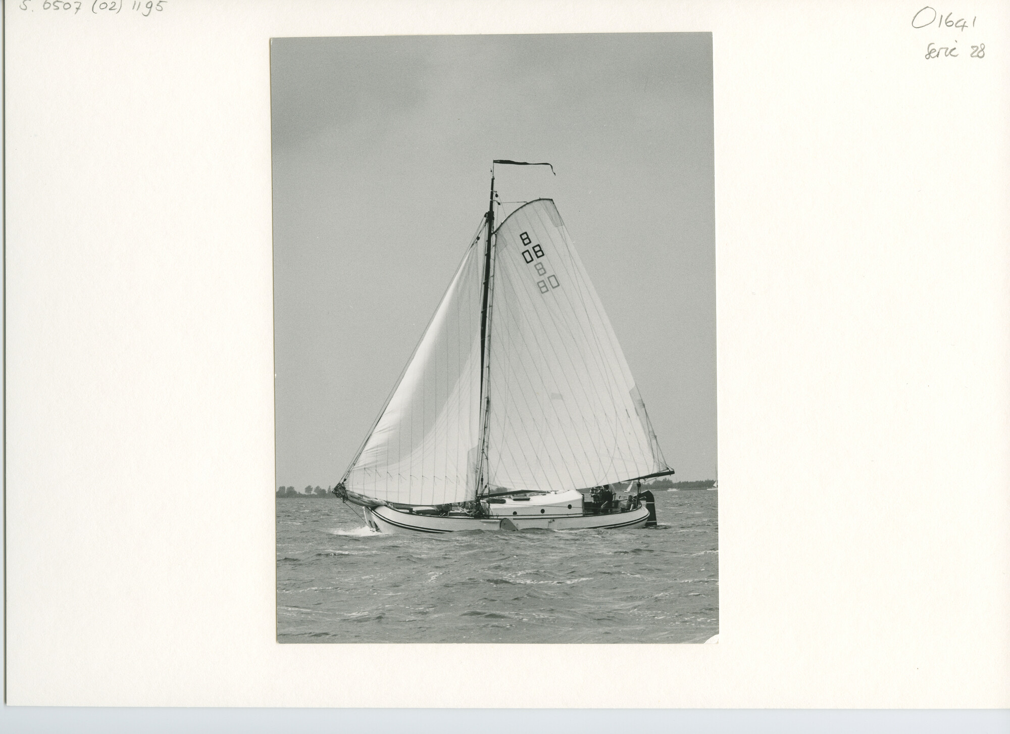 S.6507(02)1195.02; Zwart-wit foto van een wedstrijd voor ronde en platbodemjachten op de Westeinderplassen; foto