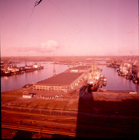 S.9100(0038); De Coenhaven, gezien vanaf het gebouw van de IGMA te Amsterdam; diapositief