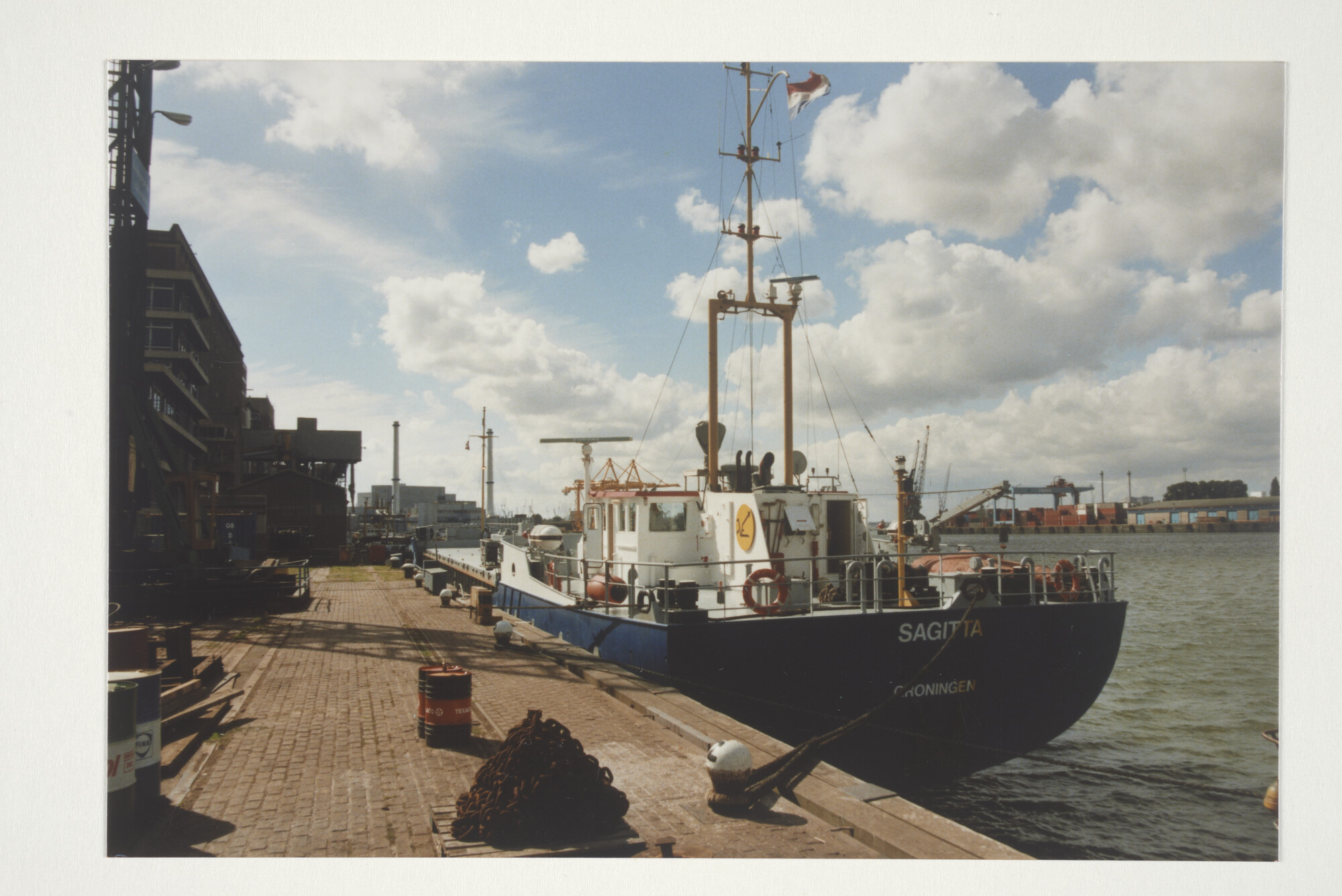 2000.0951; Kleurenfoto van de coaster ms. Sagitta (ex- Turan en Nescio) van D. van Eerden uit Groningen (Wagenborg Shipping) [...]; foto