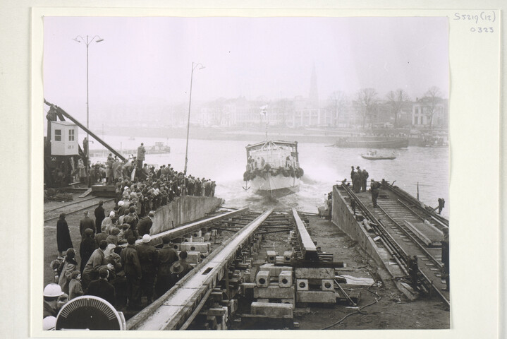 S.5219(12)0323; Fotos van de tewaterlating van de ondiepwatermijnenveger Hr.Ms. Lacomblé [...]; fotoreportage