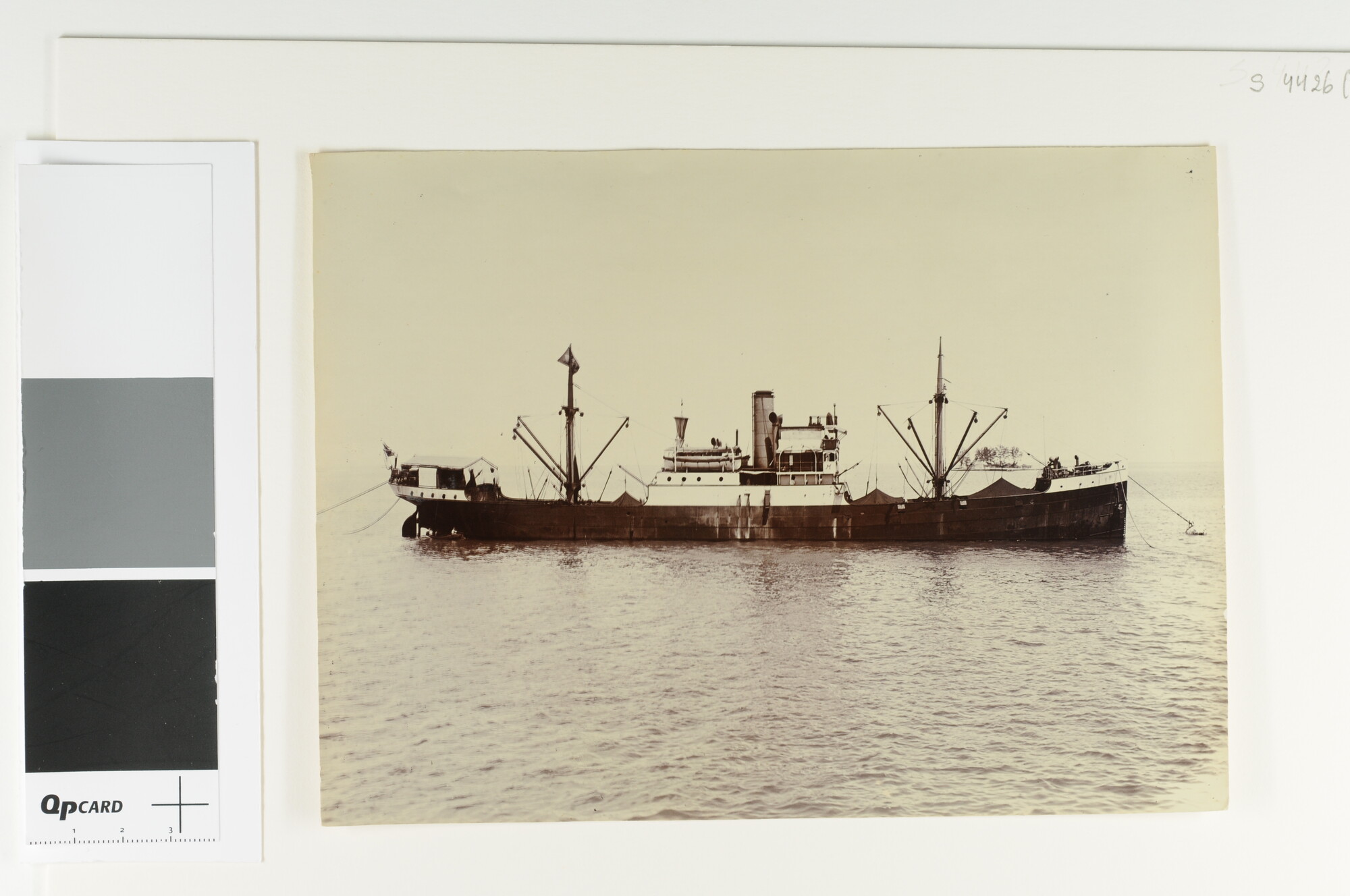 S.4426(024); Het ss. 'Sibolga' van de KPM voor en achter afgemeerd aan meerboeien (ergens) in Indische wateren; foto