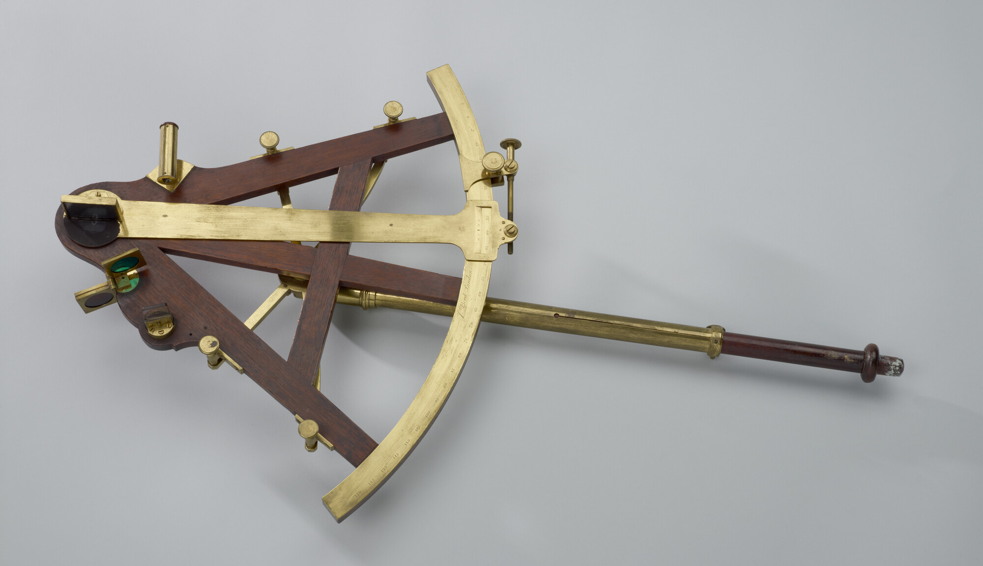 B.0021(01); Sextant door John Bird, Londen, circa 1770, houten frame met messing alidade; sextant