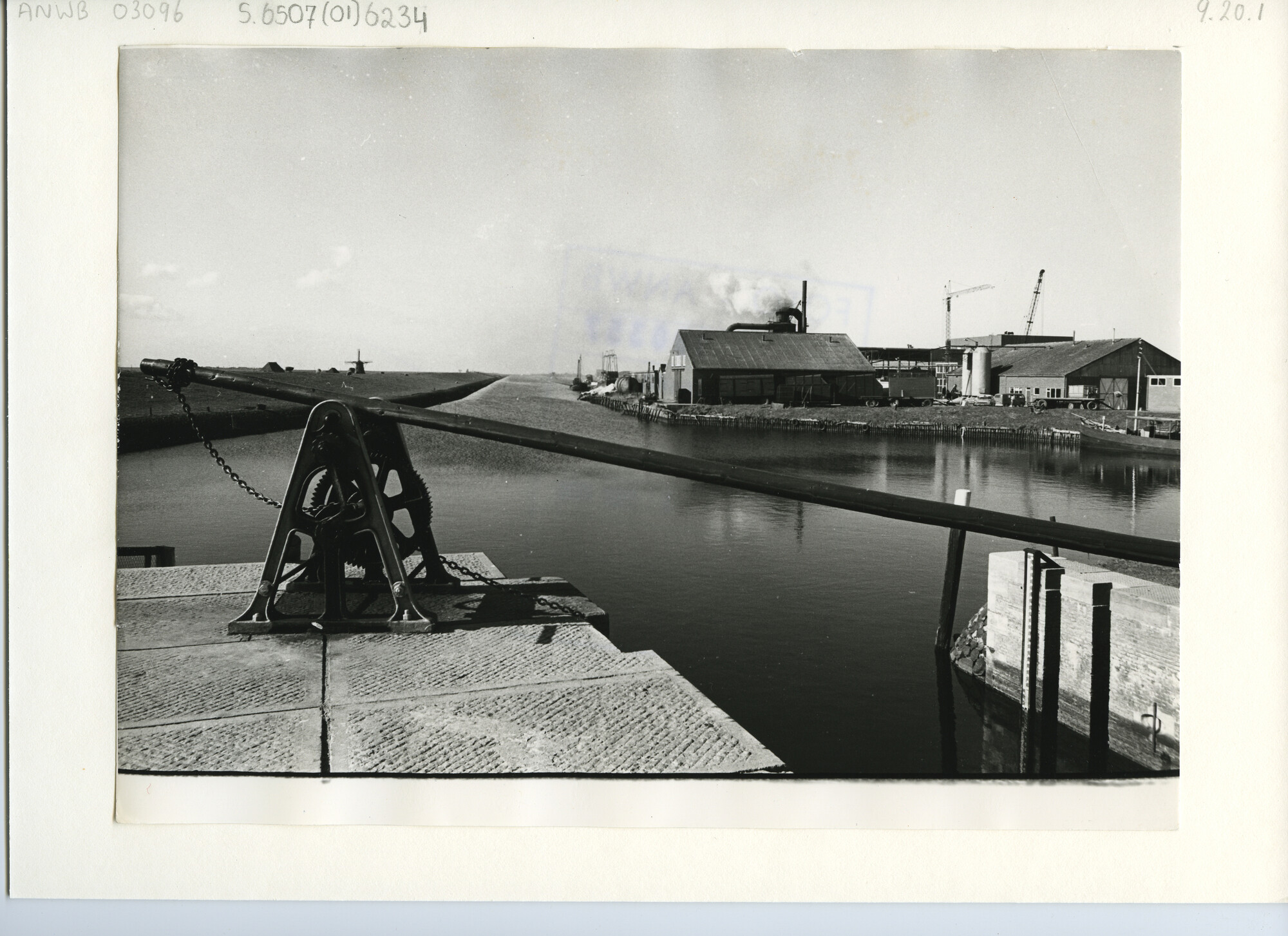 S.6507(01)6234; Foto van sluis bij Workum; foto