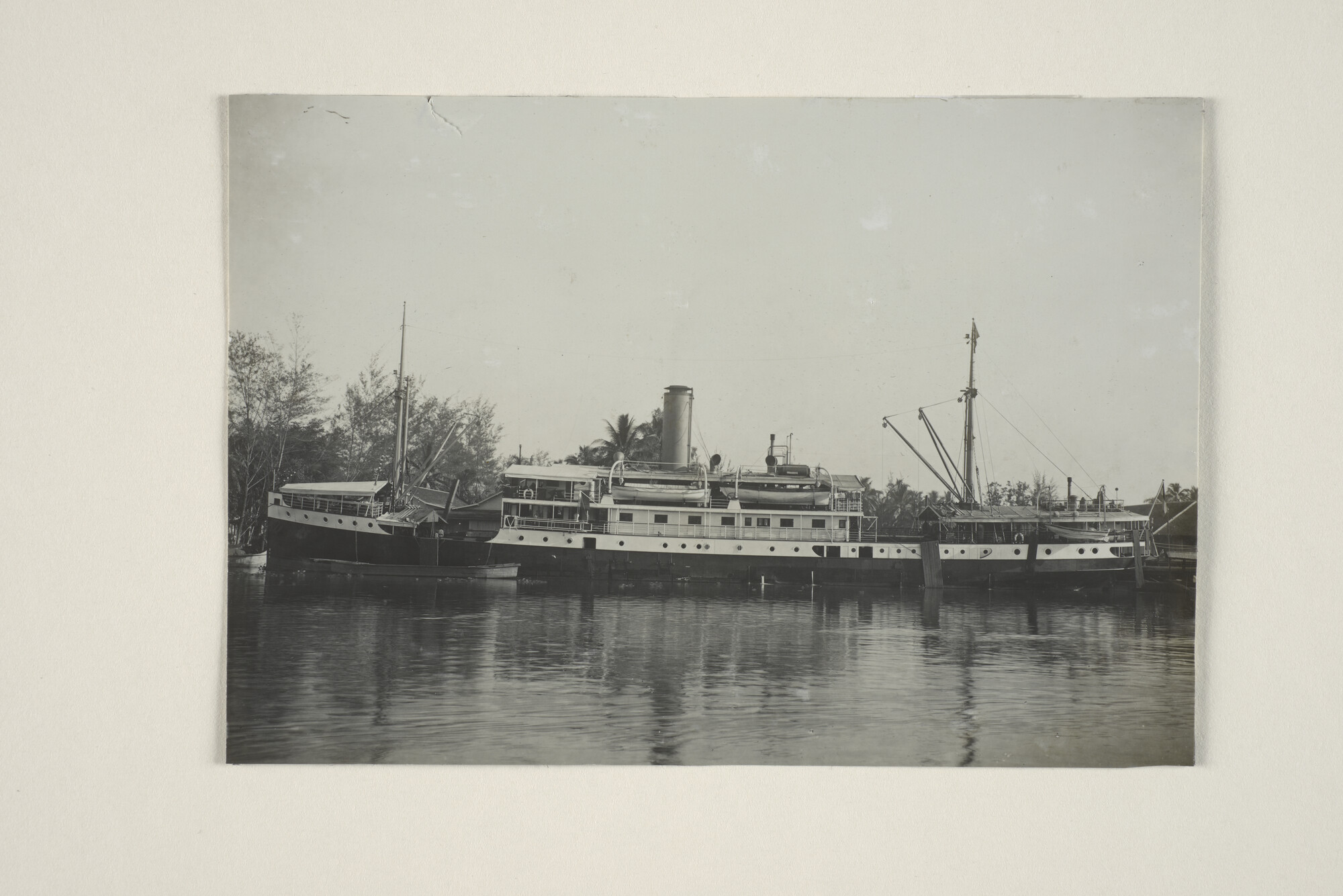 1994.1852; Het ss. 'Van Diemen' van de KPM afgemeerd aan de oever van een Indische rivier; foto