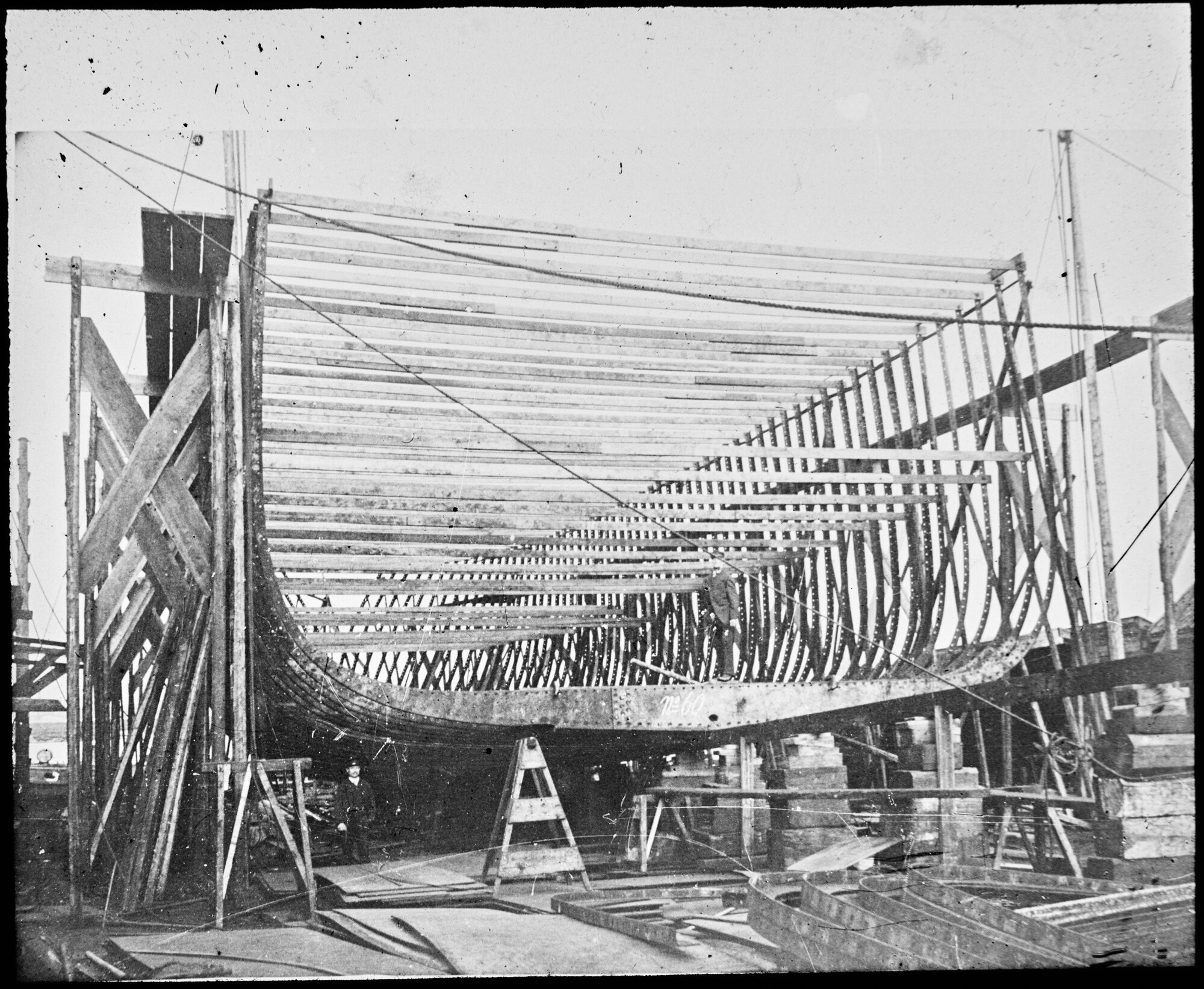S.1156(06)018; Het stalen barkschip 'Van Galen' in aanbouw op de werf 'De Nachtegaal' te Amsterdam; lantaarnplaatje