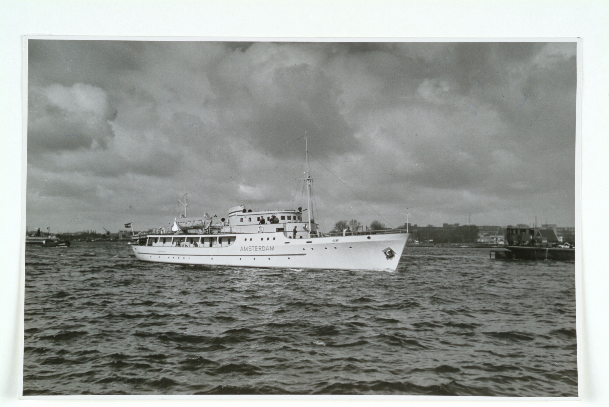1998.2129; Het motorschip "Van der Steng" van het Comité 'Onze Marine' vertrekt onder de tijdelijke naam "Amsterdam" uit Amsterdam tijdens een promotiereis voor de Gemeente Amsterdam via de Rijn naar Bazel in 1951; foto