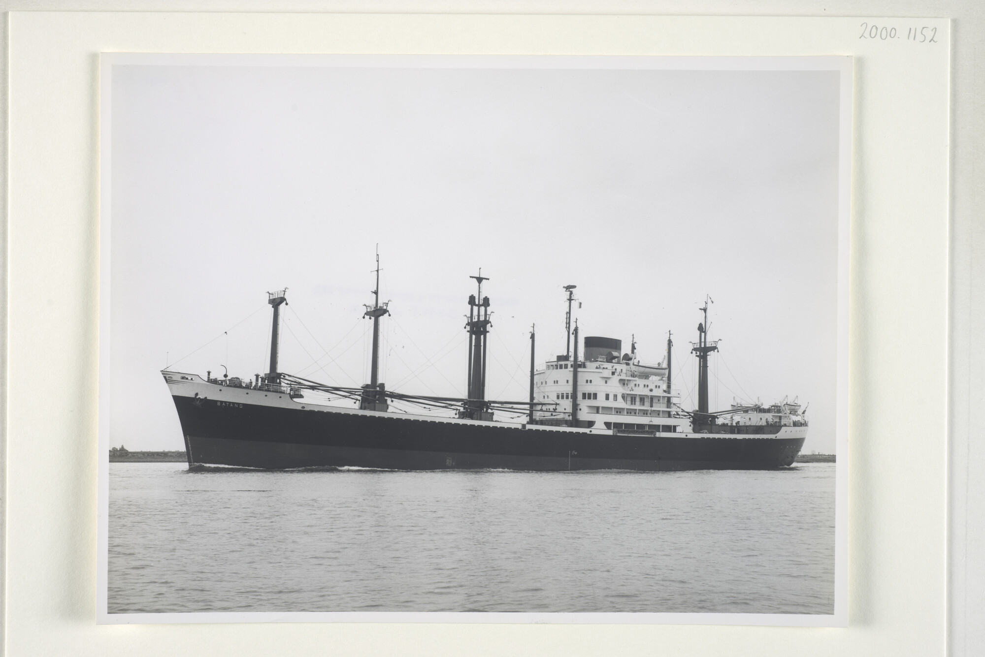 2000.1152; Het vrachtschip ms. 'Batang' van de SMN, gebouwd bij de werf van P. Smit Jr; foto