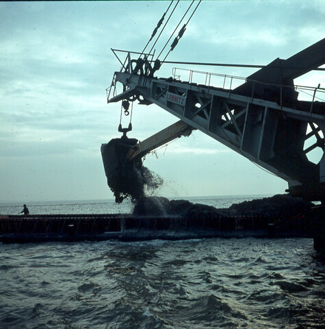 S.9100(1022); De Franse zandzuiger Kala-Nag in actie tijdens de uitbreiding van de pieren van IJmuiden; diapositief