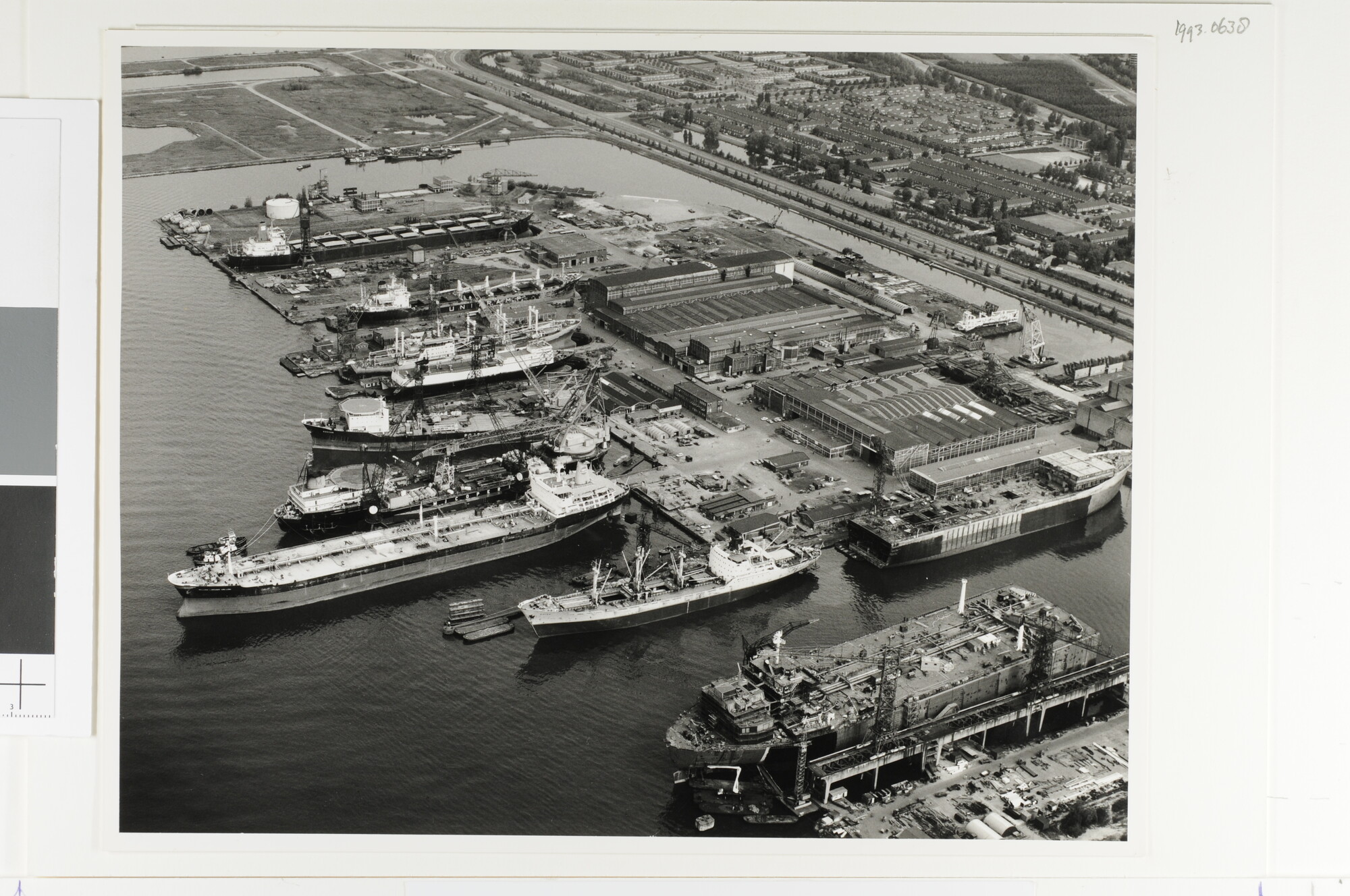 1993.0638; Luchtfoto van de Nederlandsche Dok en Scheepsbouw Maatschappij- werf te [...]; foto