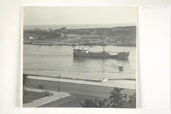 S.5219(12)0595; De coaster ms. 'Marin', gebouwd op de helling van de Arnhemsche Stoomsleephelling Maatschappij (ASM), vaart de haven van Havanna (Cuba) binnen; foto