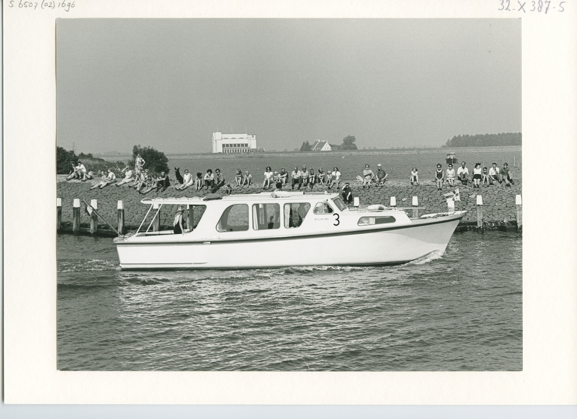 S.6507(02)1696.04; Zwart-wit foto van de deelnemers aan de Pavillon d'Or 1969 verlaten Medemblik; foto