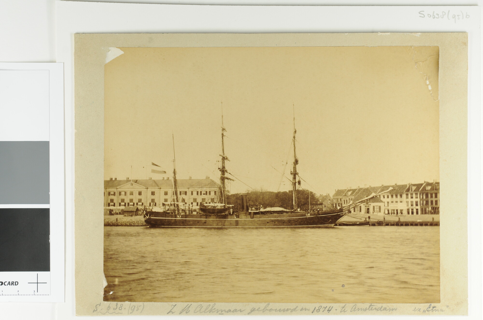 S.0638(95)b; Het schroefstoomschip 3de klasse Zr.Ms. 'Alkmaar' ligt afgemeerd aan de kade; foto