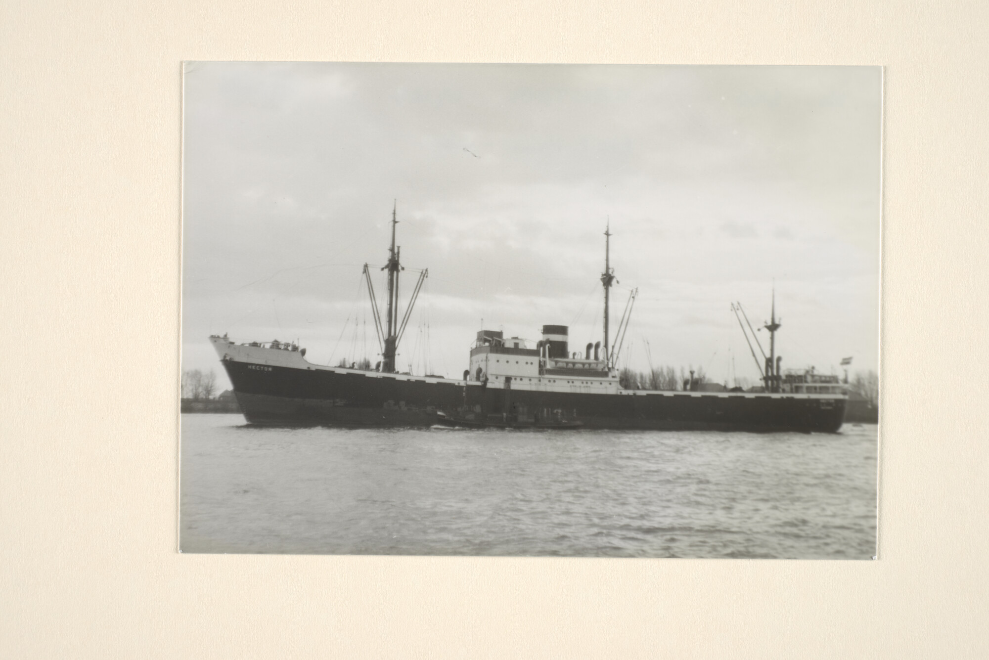 1995.6816; Het vrachtschip ms. Hector van de KNSM te Schiedam; foto