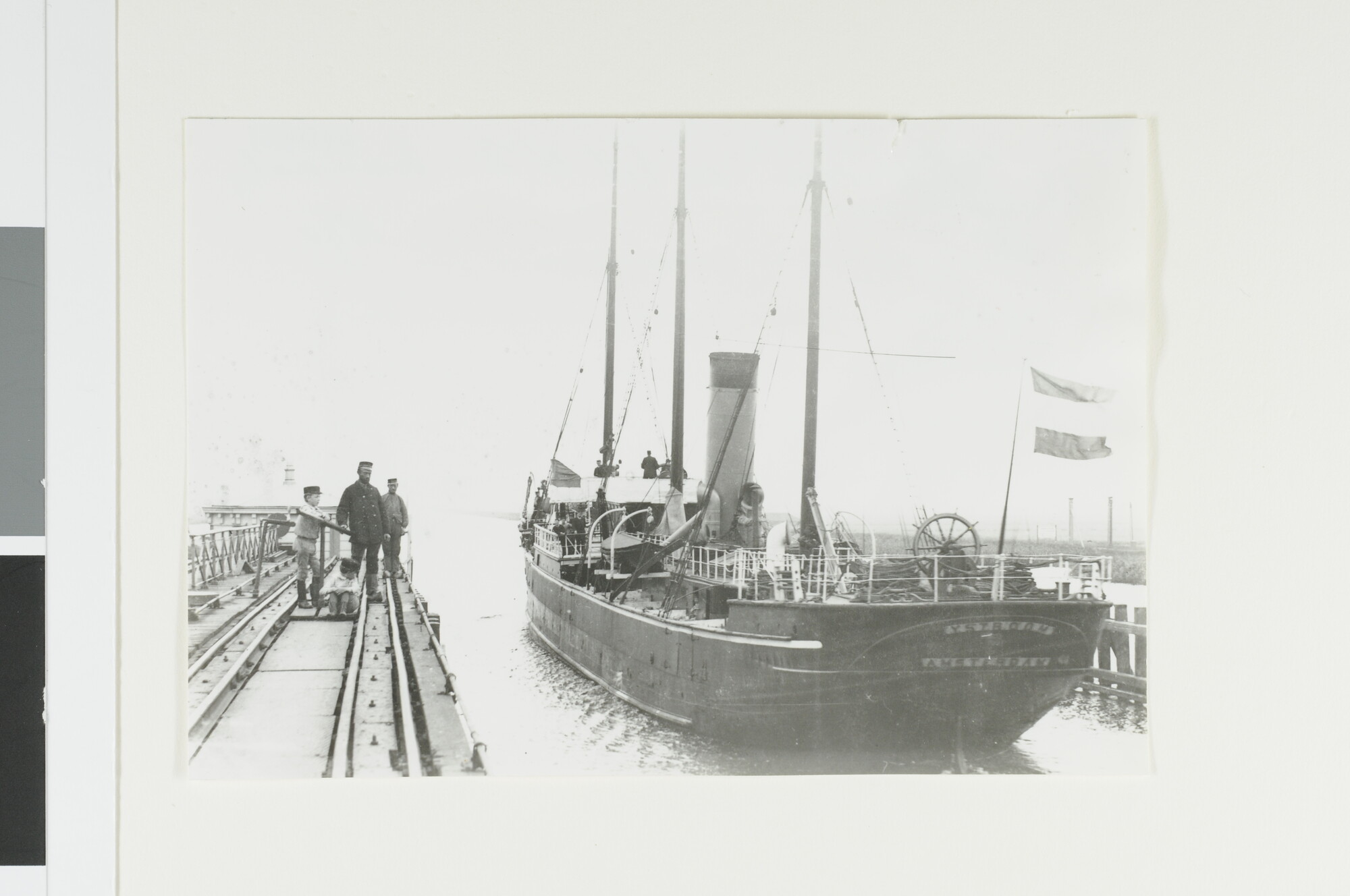 A.4254(06); Het vrachtschip ss. 'IJstroom' van de Hollandsche Stoomboot Maatschappij gezien in het Noordzeekanaal, na 1898; foto