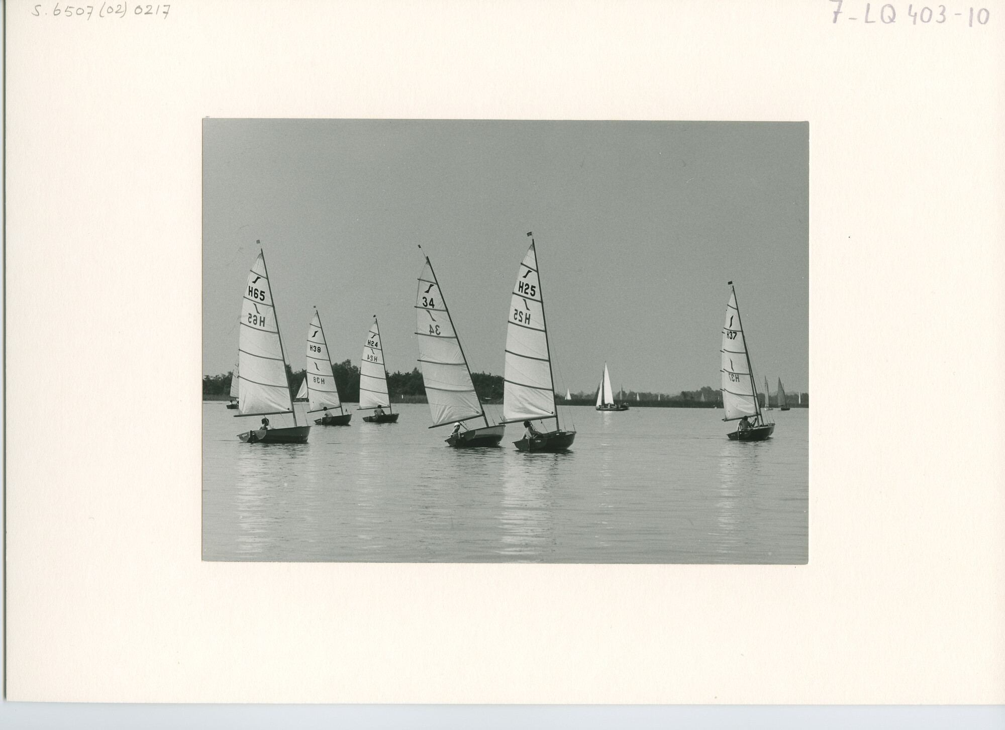 S.6507(02)0217; Zwart-wit foto van de Solo-klasse op de Loosdrechtse Plassen en op het IJsselmeer tijdens de Hollandweek I en II; foto