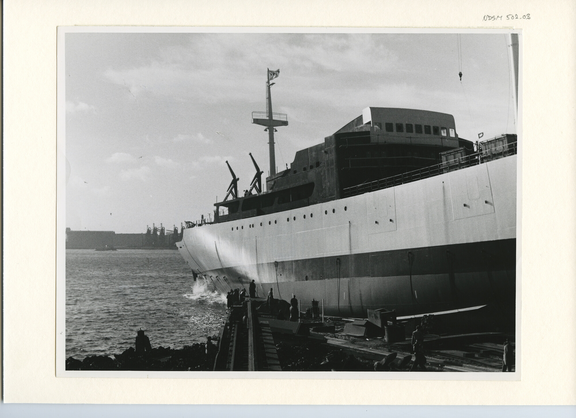 S.5444(2908)2; Foto van de tewaterlating van het Franse koelschip ms. Mungo bij de NDSM; foto