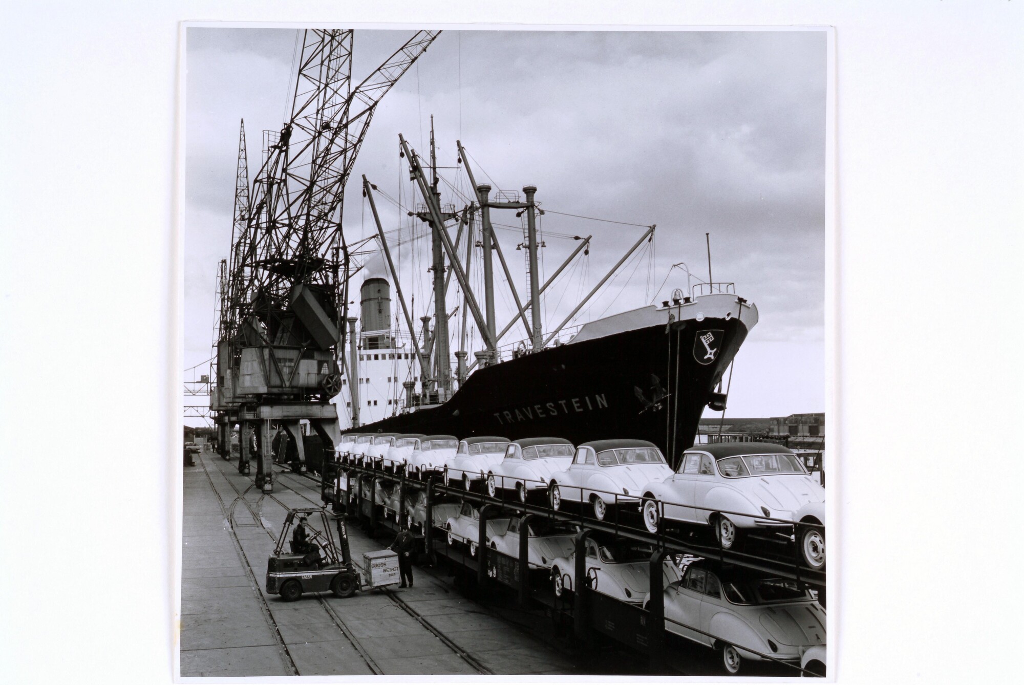 1998.0127; Het Duitse vrachtschip ms. "Travestein" van de Lübeck Linie AG ligt afgemeerd bij het complex van het Vereenigd Cargadoorskantoor (VCK) aan de Coenhaven te Amsterdam; foto