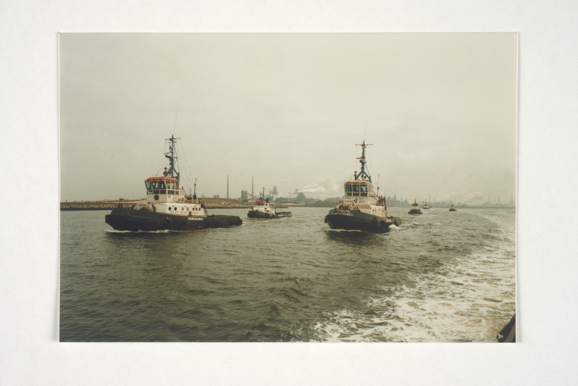 2001.1688; Passage van de sluis in IJmuiden en protest voor de sluizen tijdens de [...]; fotoreportage