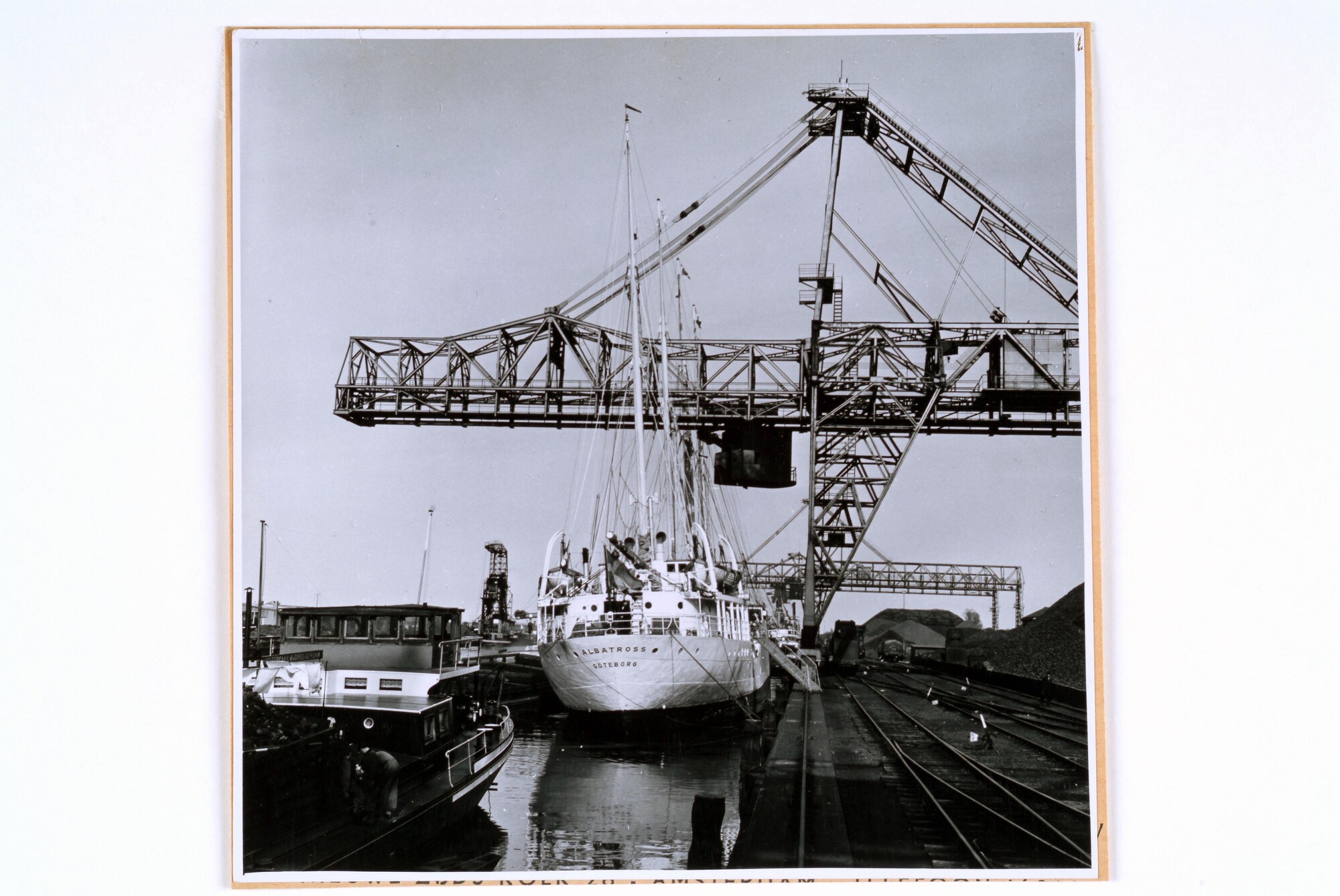 1998.0154; Het Zweedse zeilschip 'Albatross' uit Gothenburg ligt afgemeerd aan het Spoorwegbassin in Amsterdam; foto