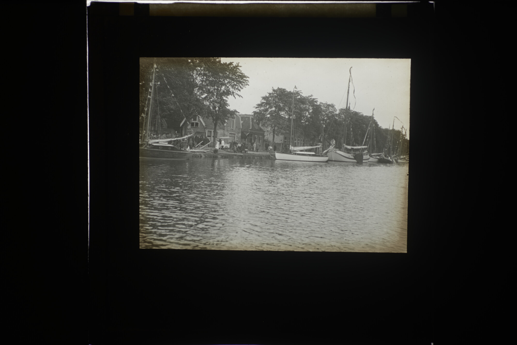2014.0613; Twaalf lantaarnplaatjes met afbeeldingen van de Nederlandse watersport; lantaarnplaatje