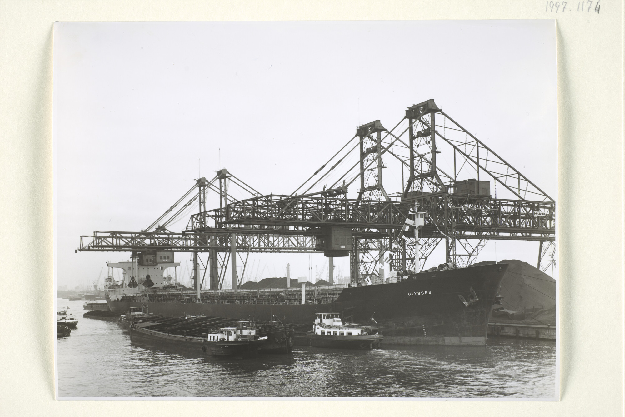 1997.1174; De Panamese bulkcarrier ms. Ulysses terwijl het schip bezig is met het [...]; foto