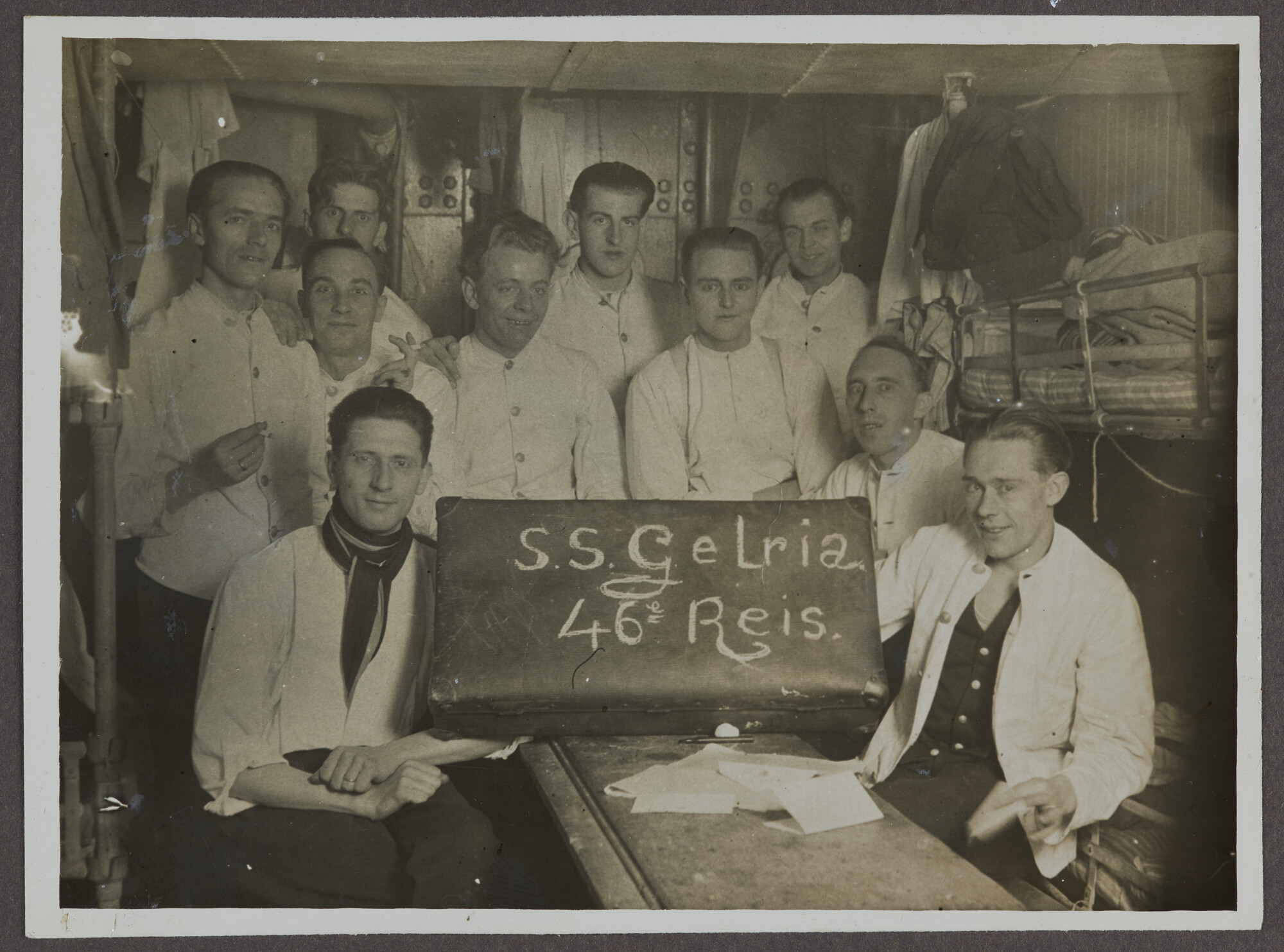 2019.0670; Album met foto's gemaakt aan boord van diverse schepen van de KNSM van kelner Gerhardus Pieter Jansen; fotoalbum