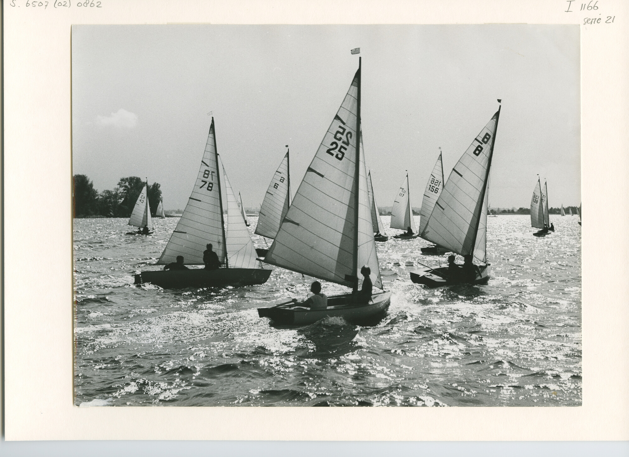 S.6507(02)0862.02; Zwart-wit foto van de Jeugdklasse op het Braassemermeer en op de Loosdrechtse Plassen; foto