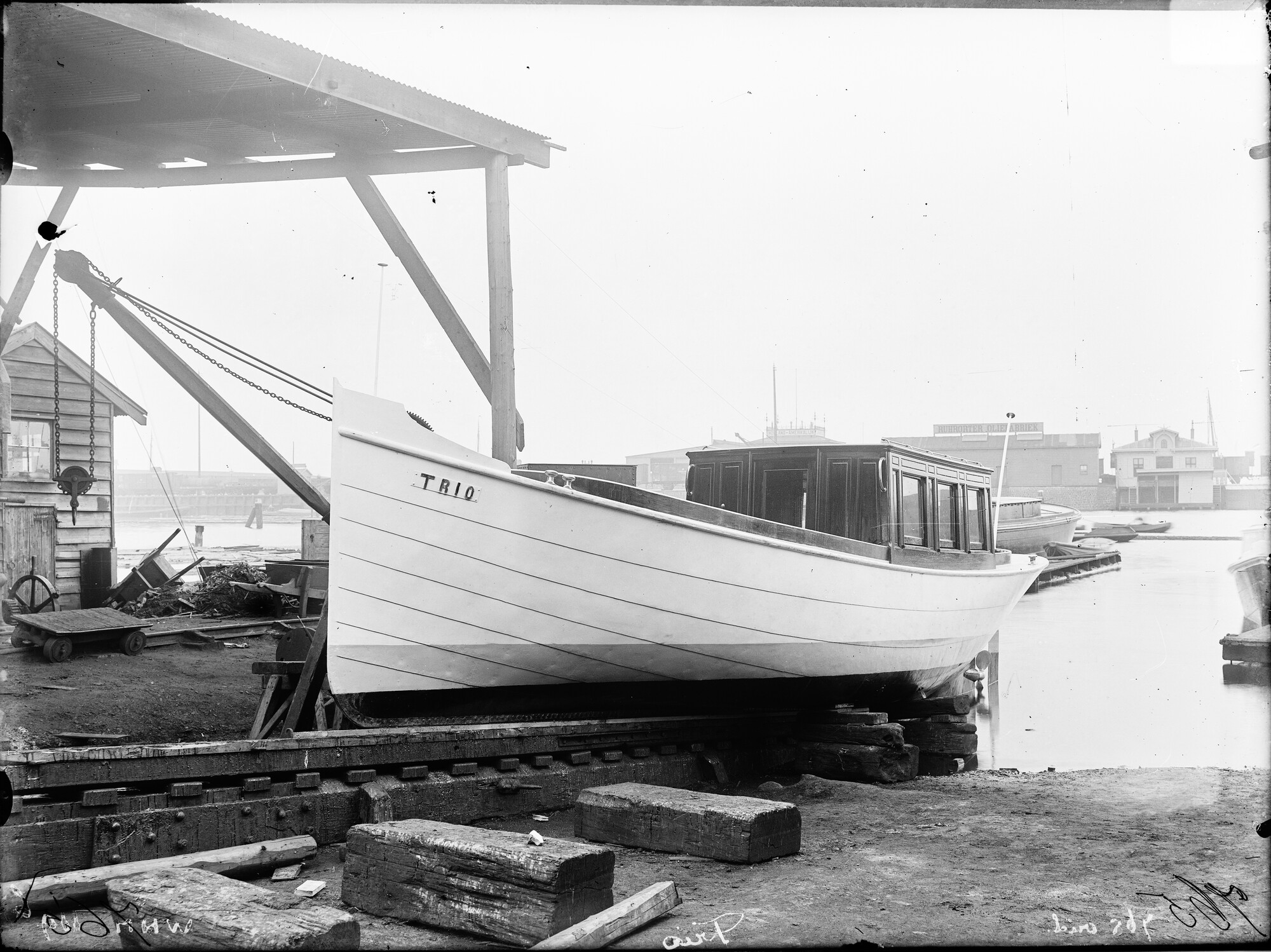 S.1156(06)210a; Het motorjacht Trio, gebouwd in opdracht van de heer Sticker, op de helling, 1902; negatief