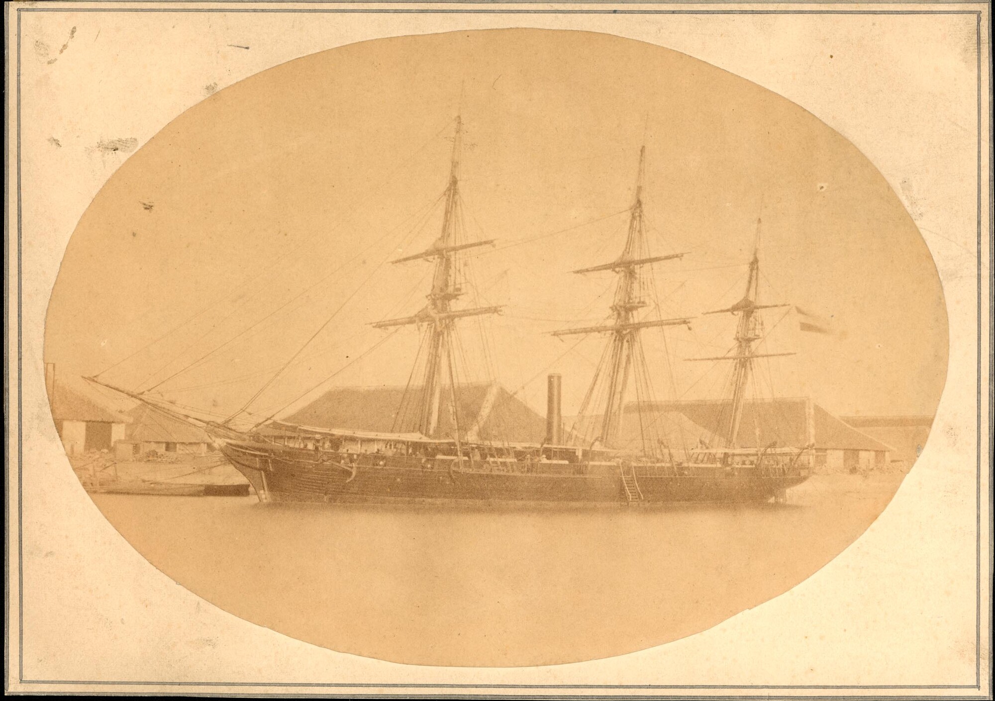 A.0618(09); Het schroefstoomschip 3de klasse Zr.Ms. 'Reteh' ligt afgemeerd in Soerabaja (Tandjong Perak); foto