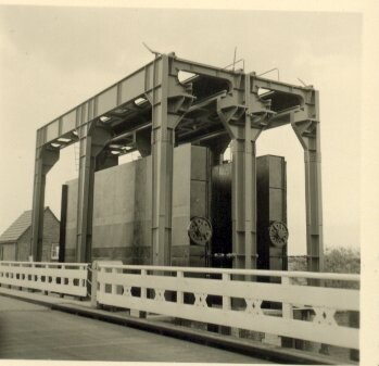 S.5219(12)0579; Foto's van de keersluit bij Kadoelen in de Noordoostpolder; fotoreportage