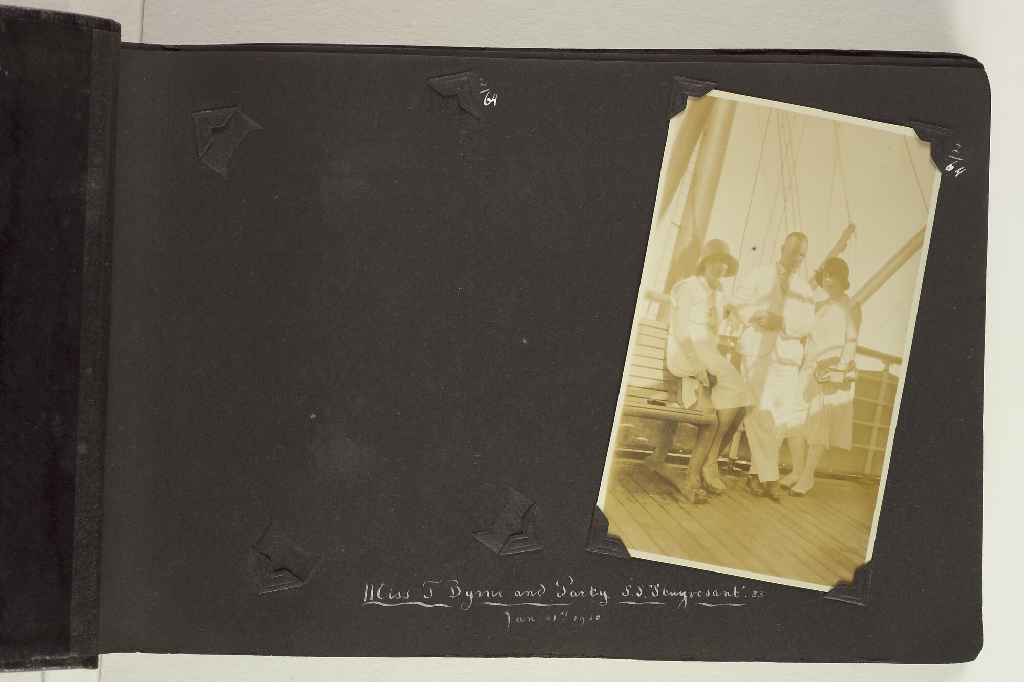 S.6156(06)l; Fotoalbum l) uit een serie van veertien uit de Collectie Job over zijn reizen met ss. 'Stuyvesant' en 'Venezuela' van de KNSM [...]; fotoalbum