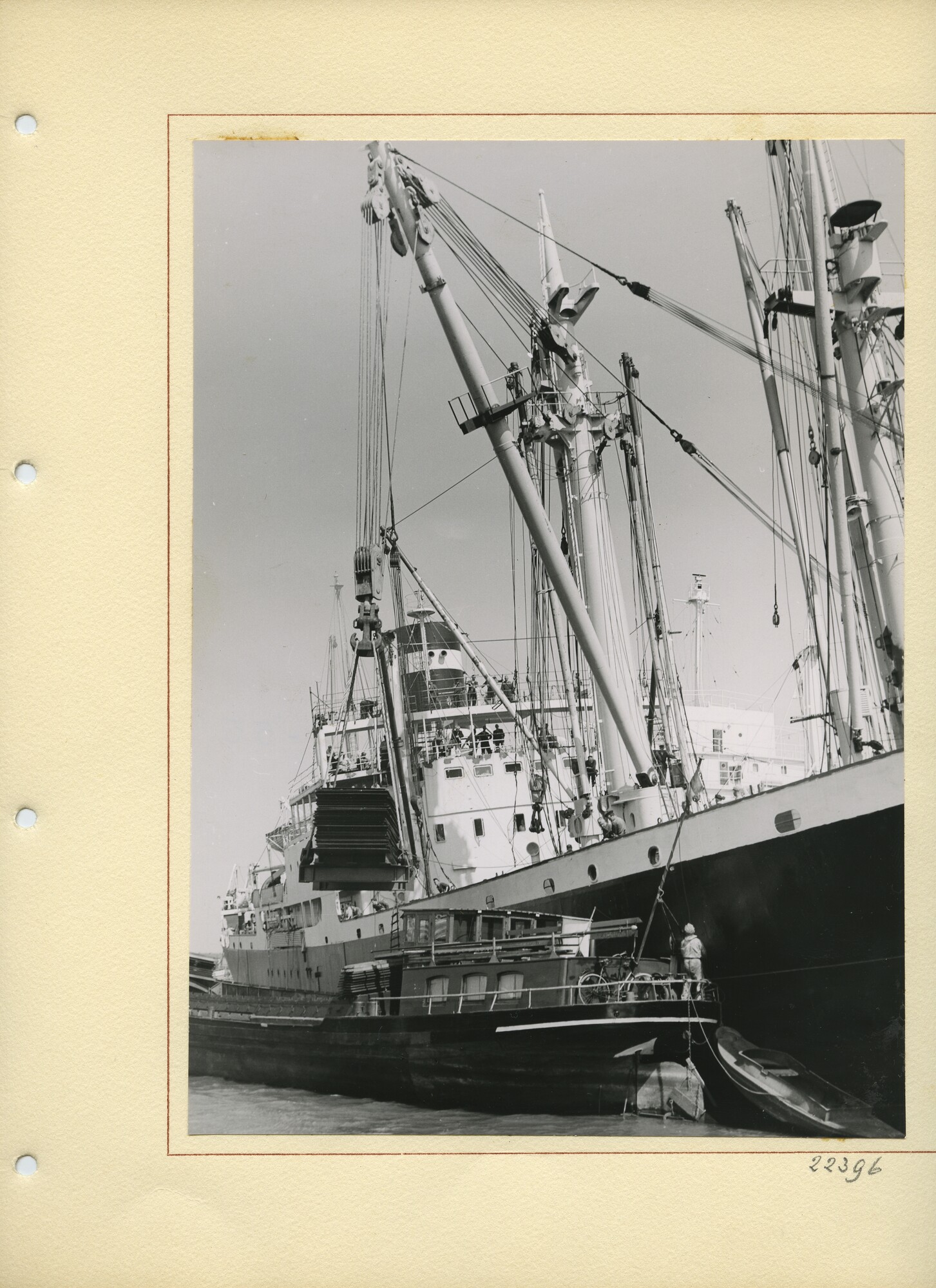 S.5444(00069)10; Reproductiefoto van de verbouwing van het vrachtschip ms. Delft bij de NDSM; foto