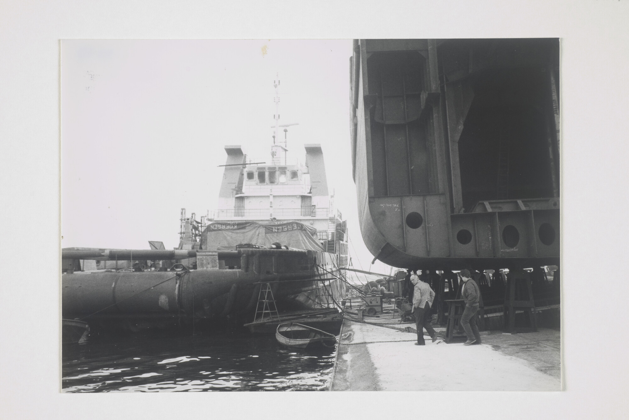 2000.1879; De sleepboot ms. 'Retriever' van Larine Inc (Heerema Marine Constructors, Panama) tijdens de afbouw bij de scheepswerf van Niestern-Sander te Delfzijl, 1982; foto