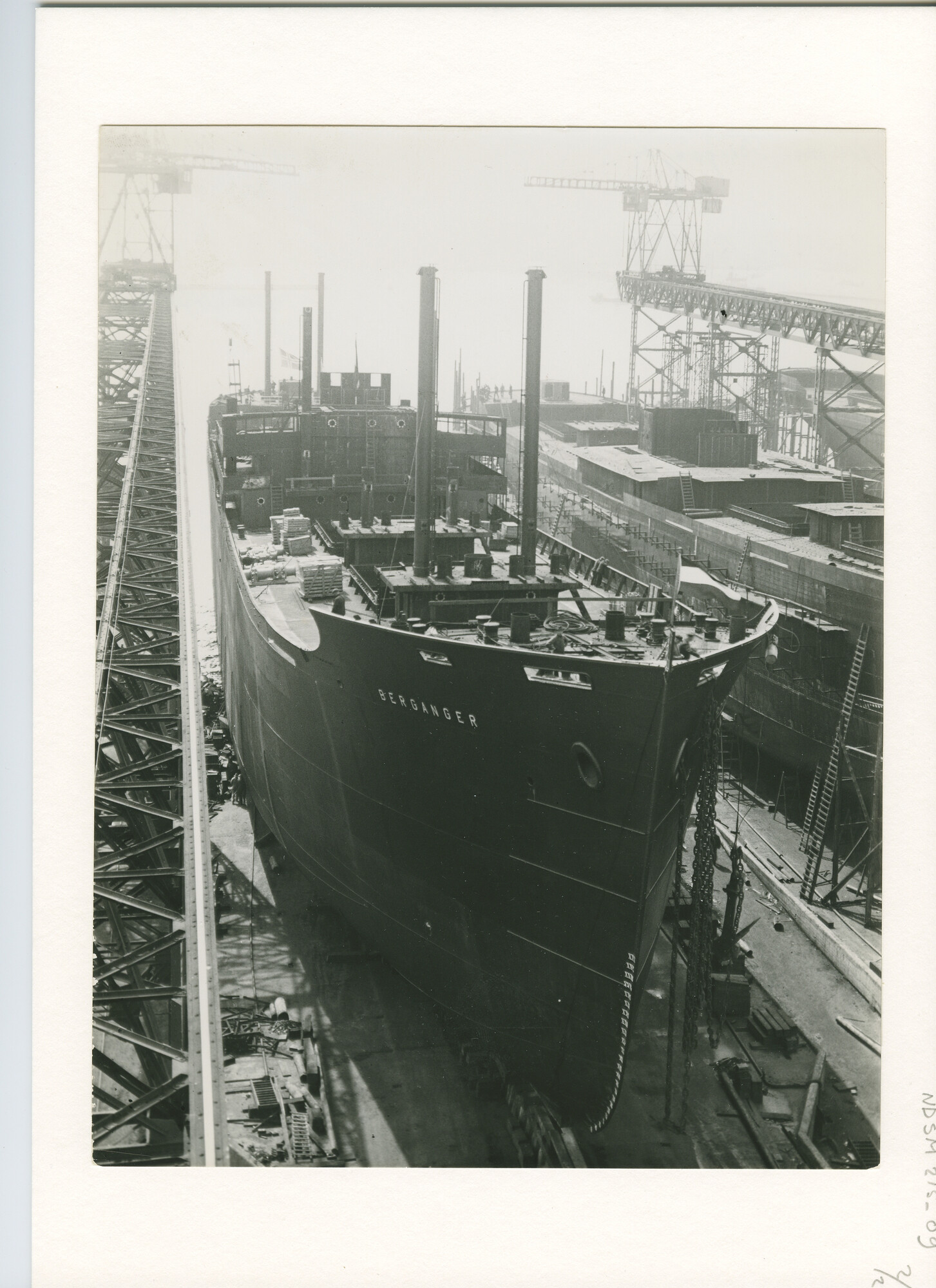 S.5444(0928)2; Foto van de tewaterlating van het Noorse vrachtschip ms. Berganger ; foto