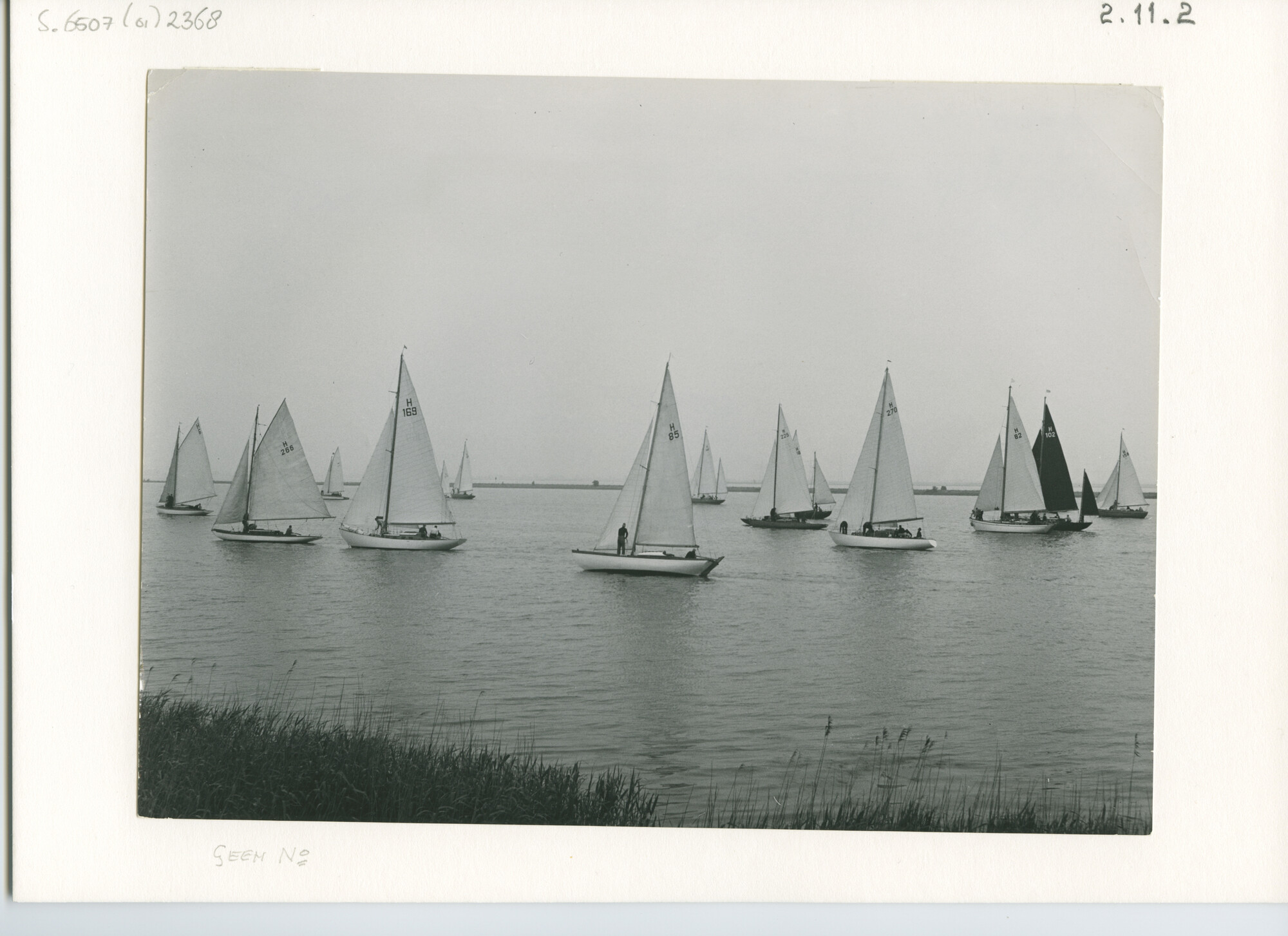S.6507(01)2368; Deelnemende R.O.R.C. (Nederland) jachten aan de 100-mijl race 1950 kort na de start op het Buiten-IJ; foto