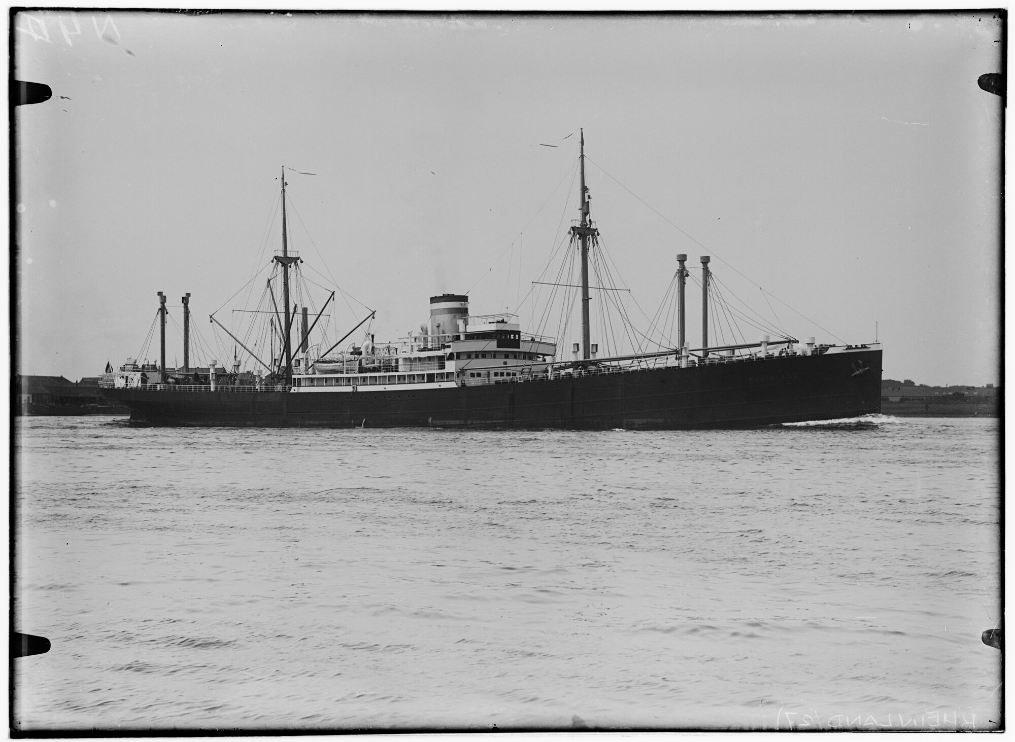 2018.1549; Glasnegatief van het vrachtschip Rheinland (Duits, 1920); glasnegatief