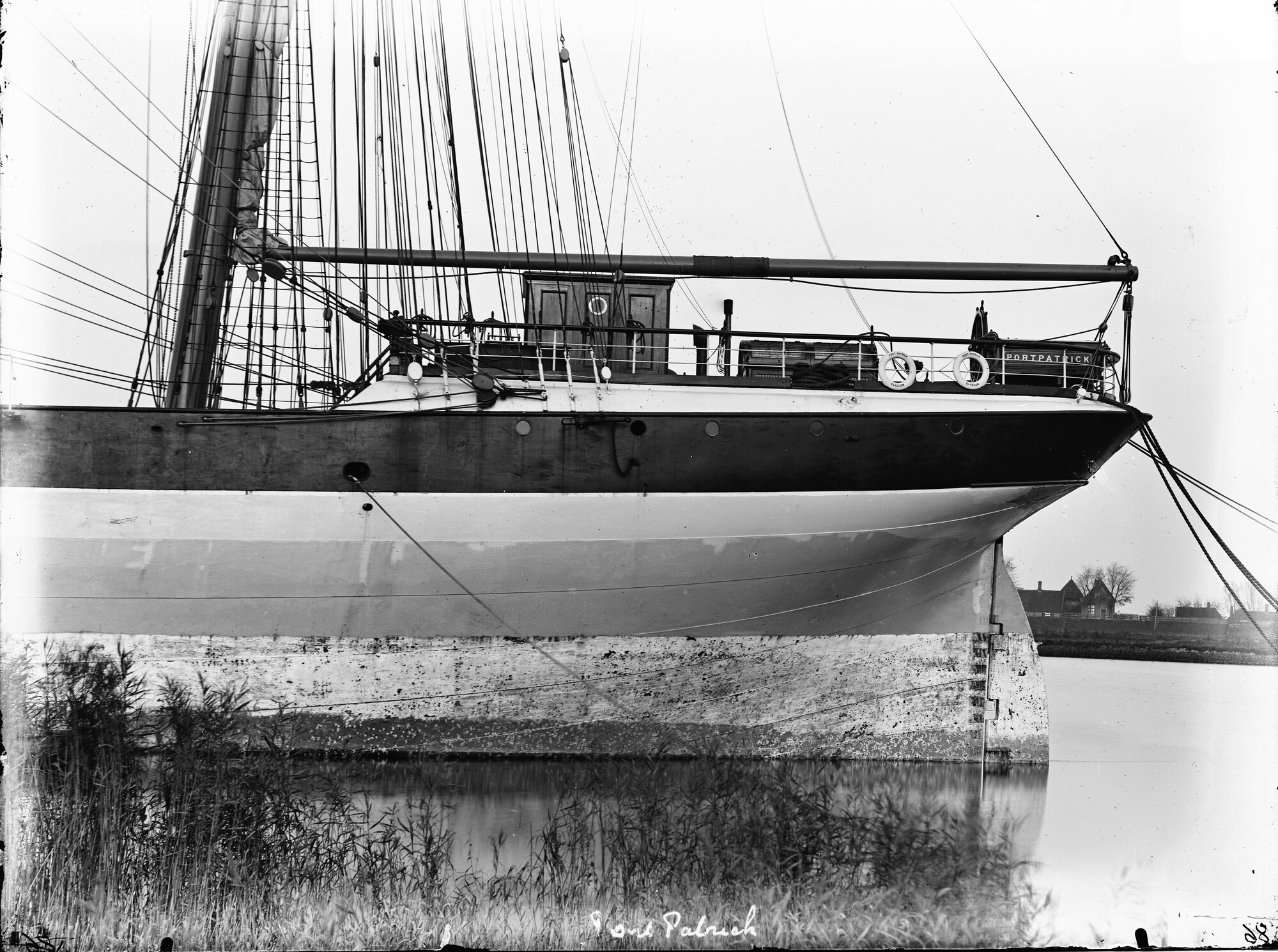 S.1156(06)336a2; Glasnegatief van de driemast stalen bark Port Patrick afgemeerd aan een kade; negatief