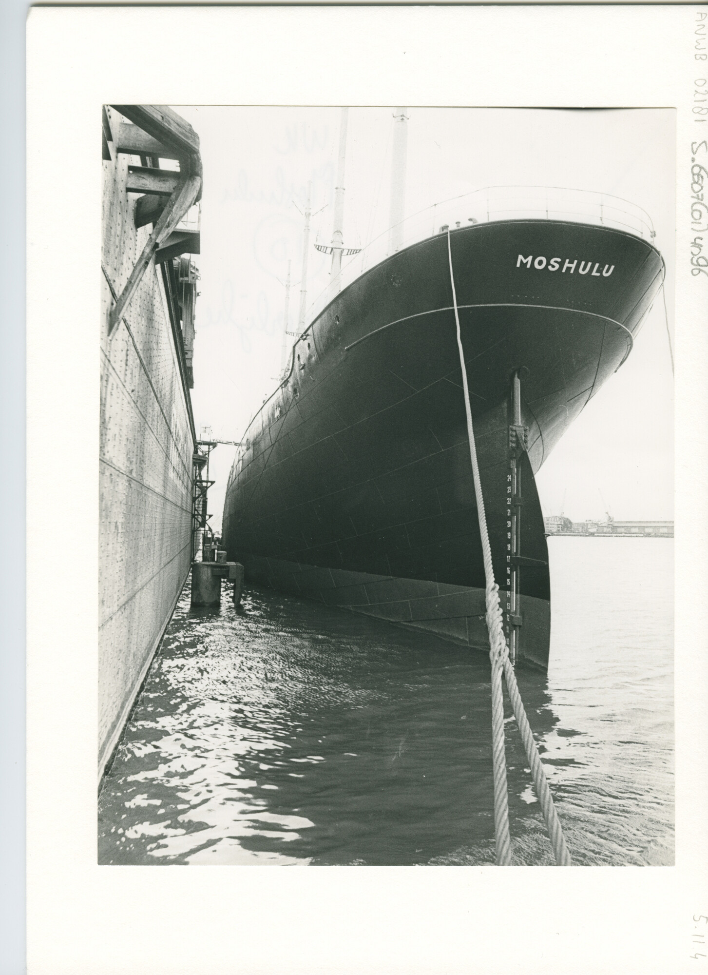 S.6507(01)4096; Foto van het achterschip van de stalen viermastbark Moshulu met kluiverboom en stokanker, afgemeerd bij Penn's Landing; foto