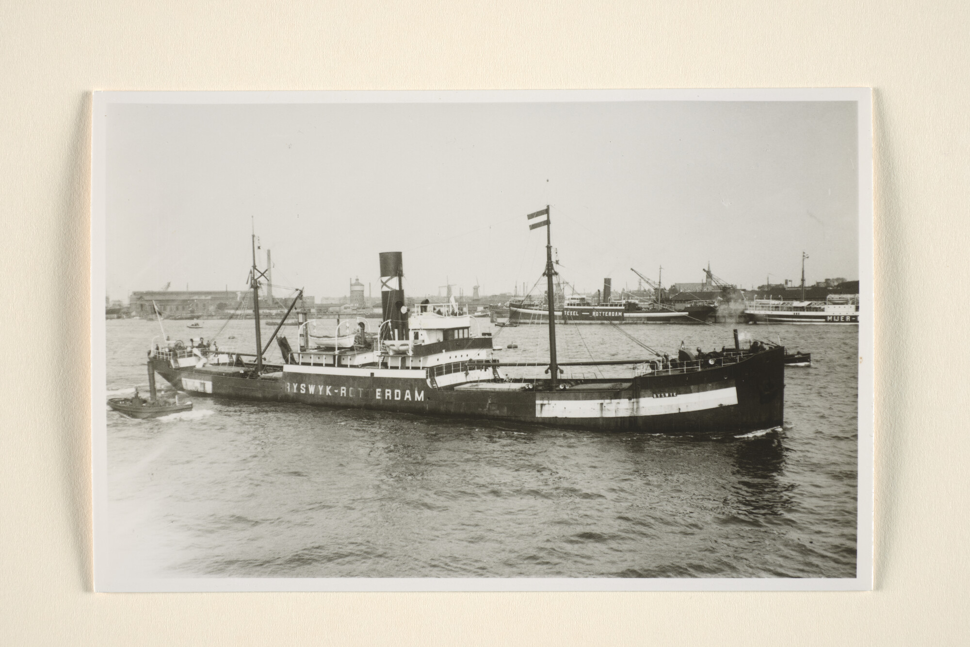 1995.7090; Het vrachtschip ss. 'Rijswijk' van de Stoomvaart Maatschappij 'Rijswijk' vermoedelijk gezien bij aankomst in de Rotterdamse haven; foto