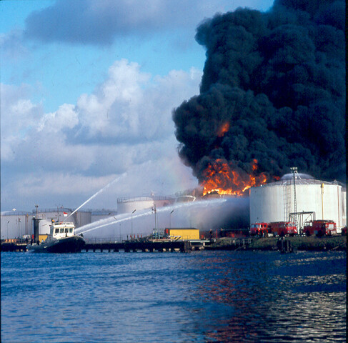 S.9100(4269); Grote tankbrand bij Comos; diapositief