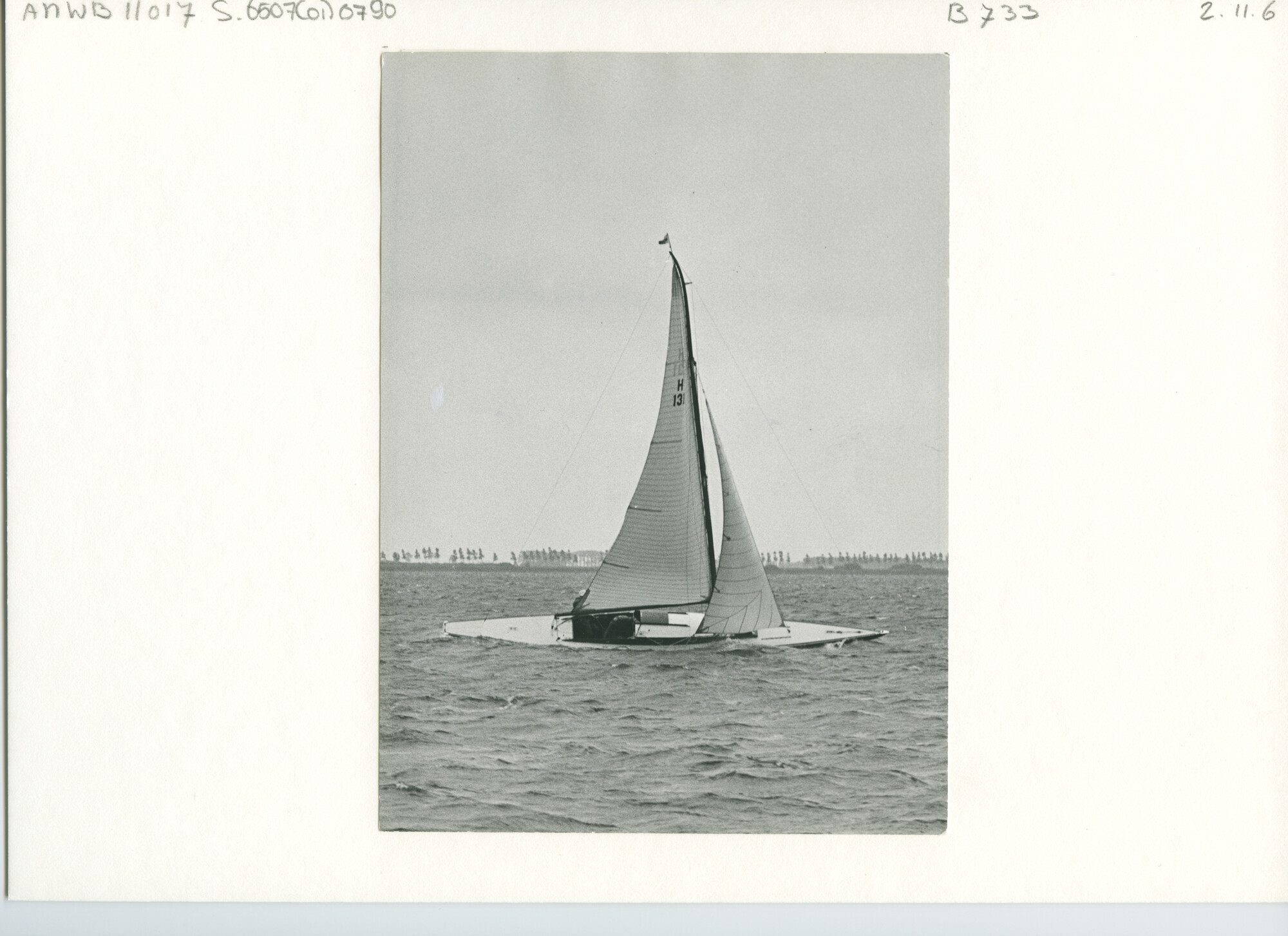 S.6507(01)0790; Foto van de scherenkruiser Kickerli (H 131) van de heer Smit met halve wind op de Oude Maas bij Dordrecht; foto