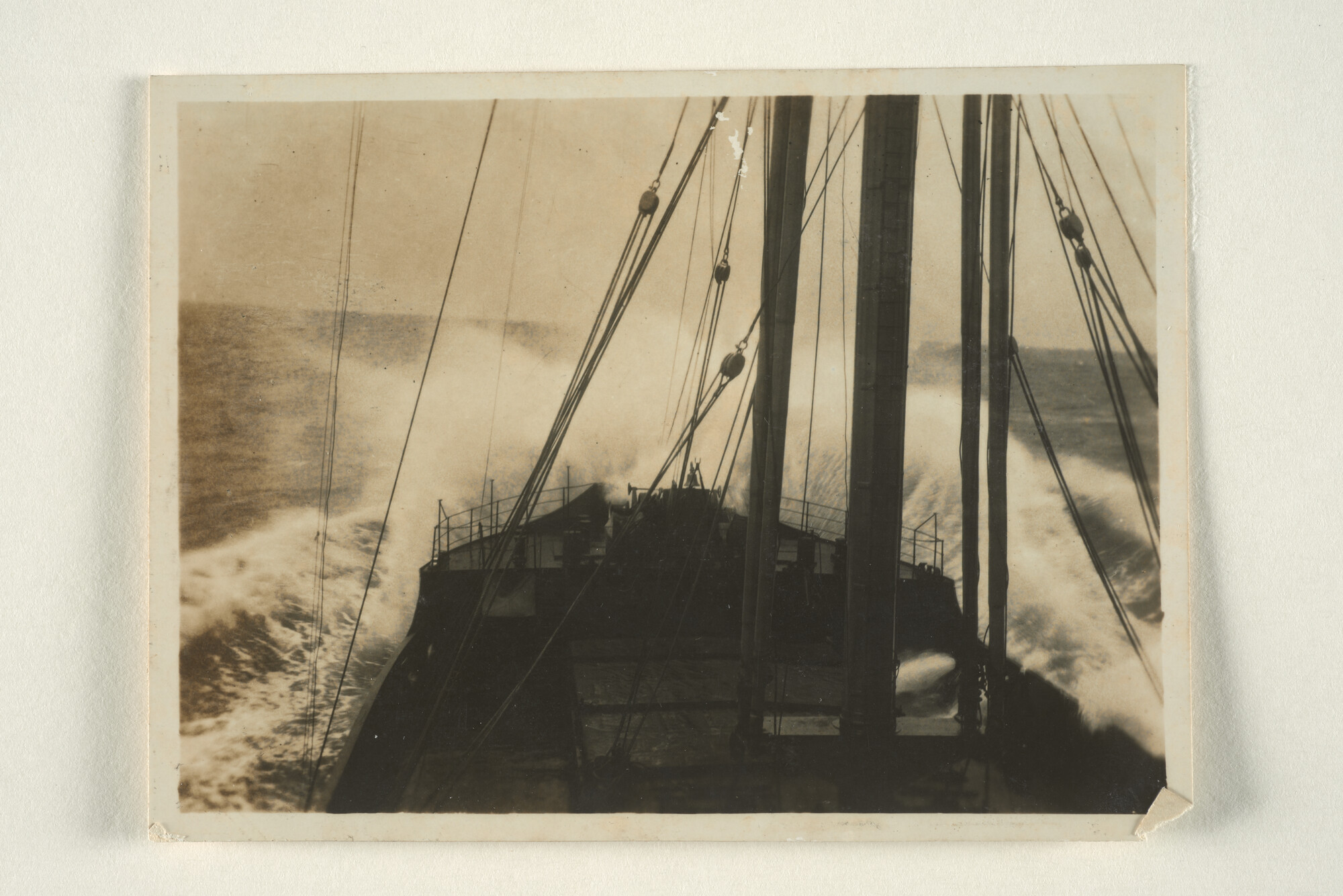 1997.4049; Foto's van golven die tijdens storm op zee over het voorschip van een KPM-vrachtschip heen komen; fotoreportage