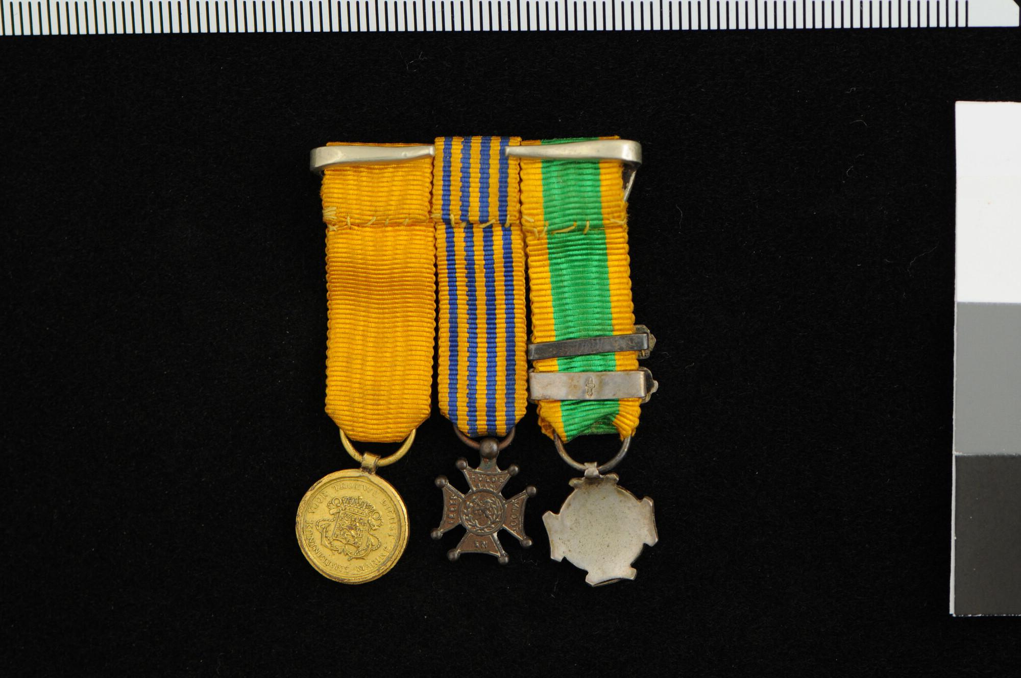 S.4995(03); Gesp met drie onderscheidingen in miniatuur uitvoering; onderscheiding