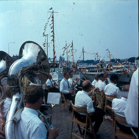 S.9100(4138); Amsterdam police band saluts golden armada. Dia van de Amsterdamse [...]; diapositief