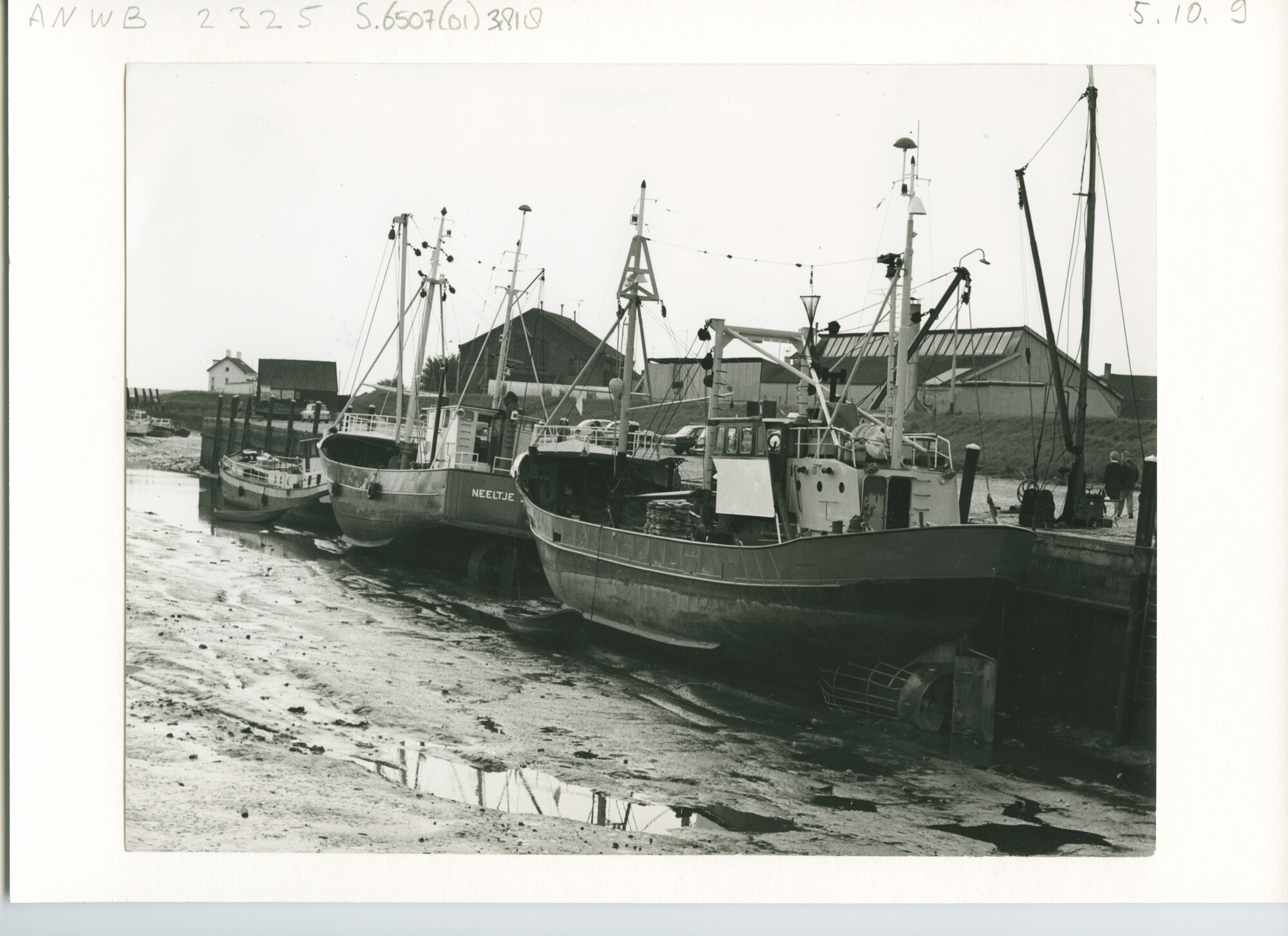 S.6507(01)3818; Schepen waaronder twee visserskotters afgemeerd in een bij eb drooggevallen haven; foto