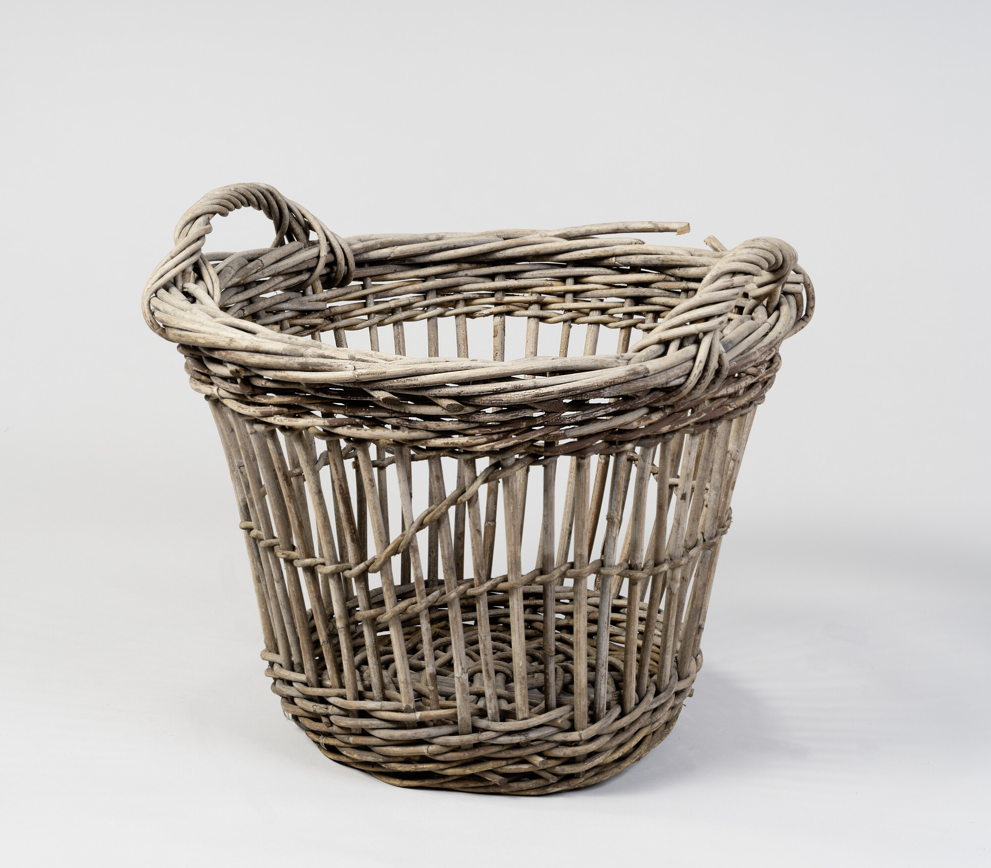 S.7397(02); Gevlochten haalmand met twee handgrepen; mand