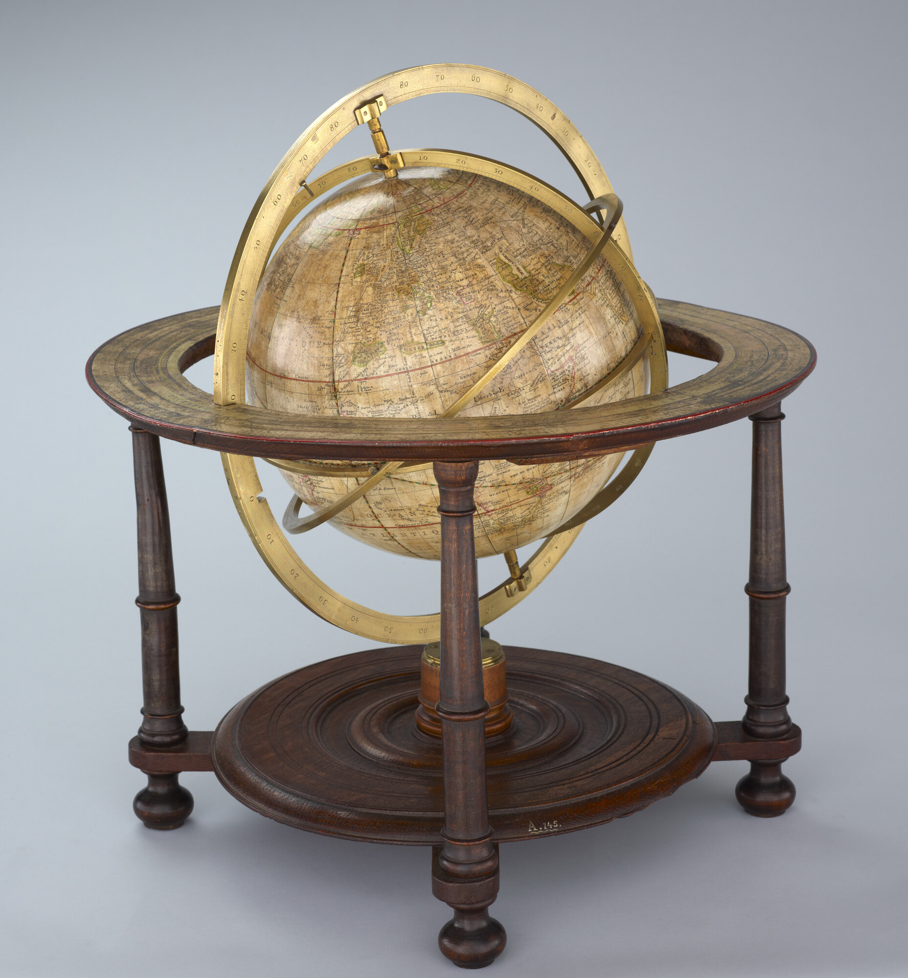 A.0145(025)22; Aardglobe van 31 cm. in doorsnede vervaardigd door Cornelis Covens en gegraveerd door Cornelis van Baarsel, met ringen gemonteerd rond de globe; globe
