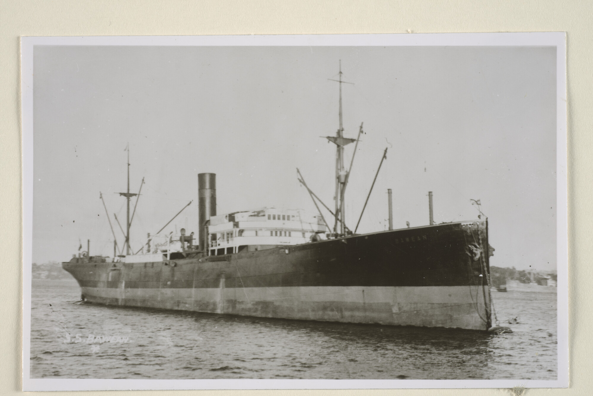 1995.1755; Het vrachtschip ss. Bawean van de SMN op een rede; foto