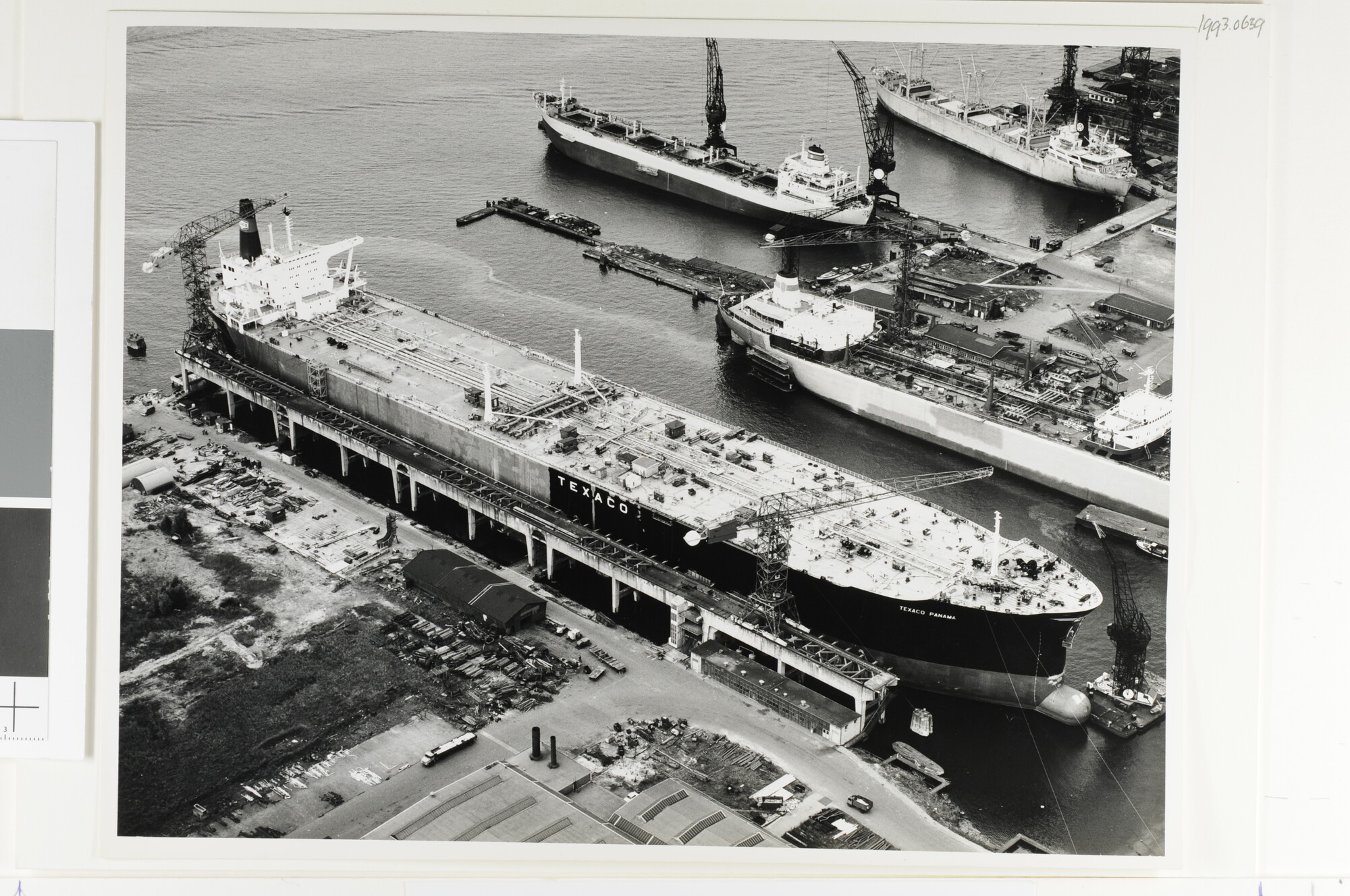 1993.0639; De mammoettanker Texaco Panama ligt afgemeerd bij de NDSM; foto