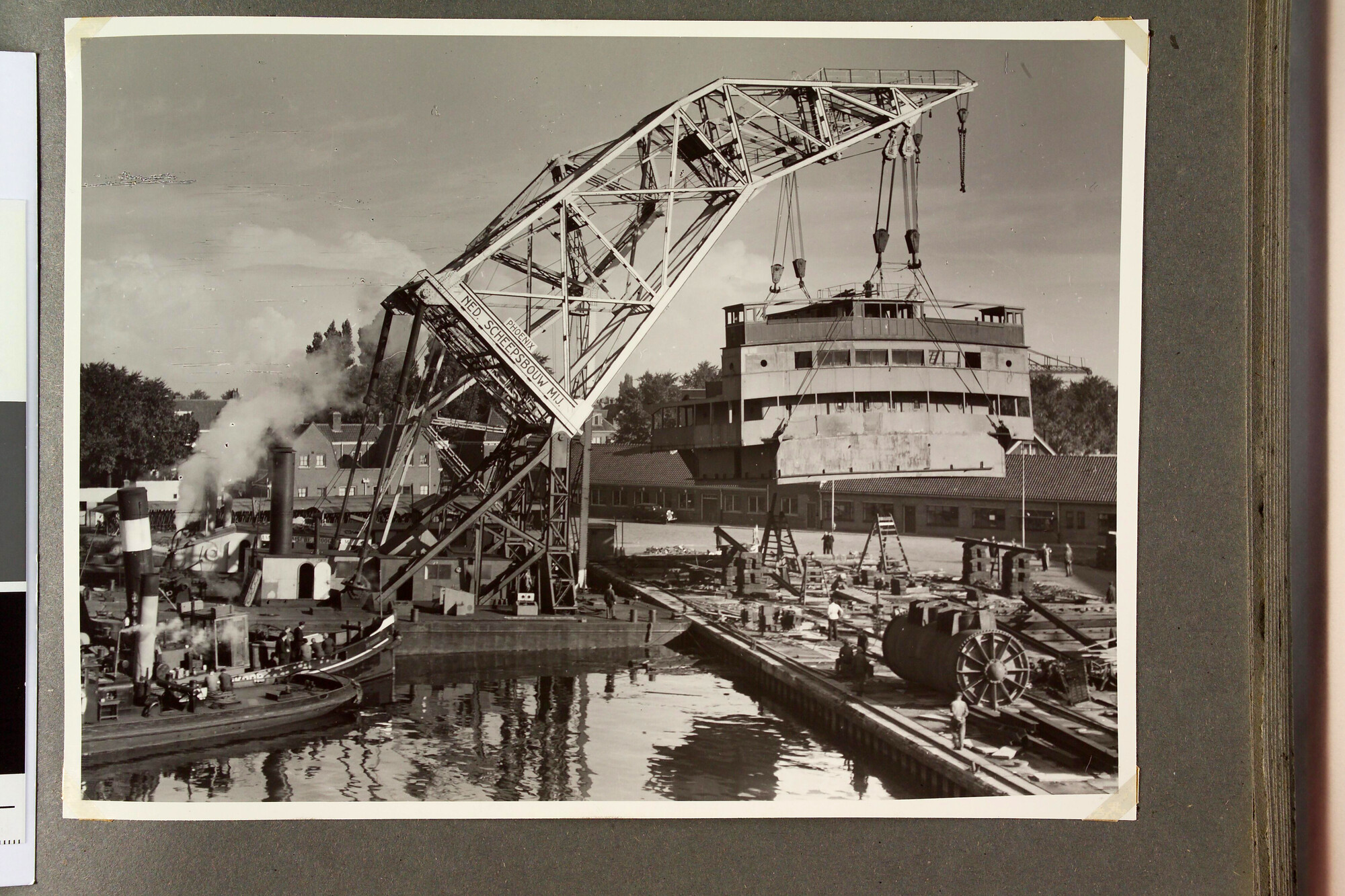 S.7060; Album met fotos van de verbouwing bij de ADM van de Pan Gothia tot het walvismoederschip ms. Willem Barendsz (I); fotoalbum